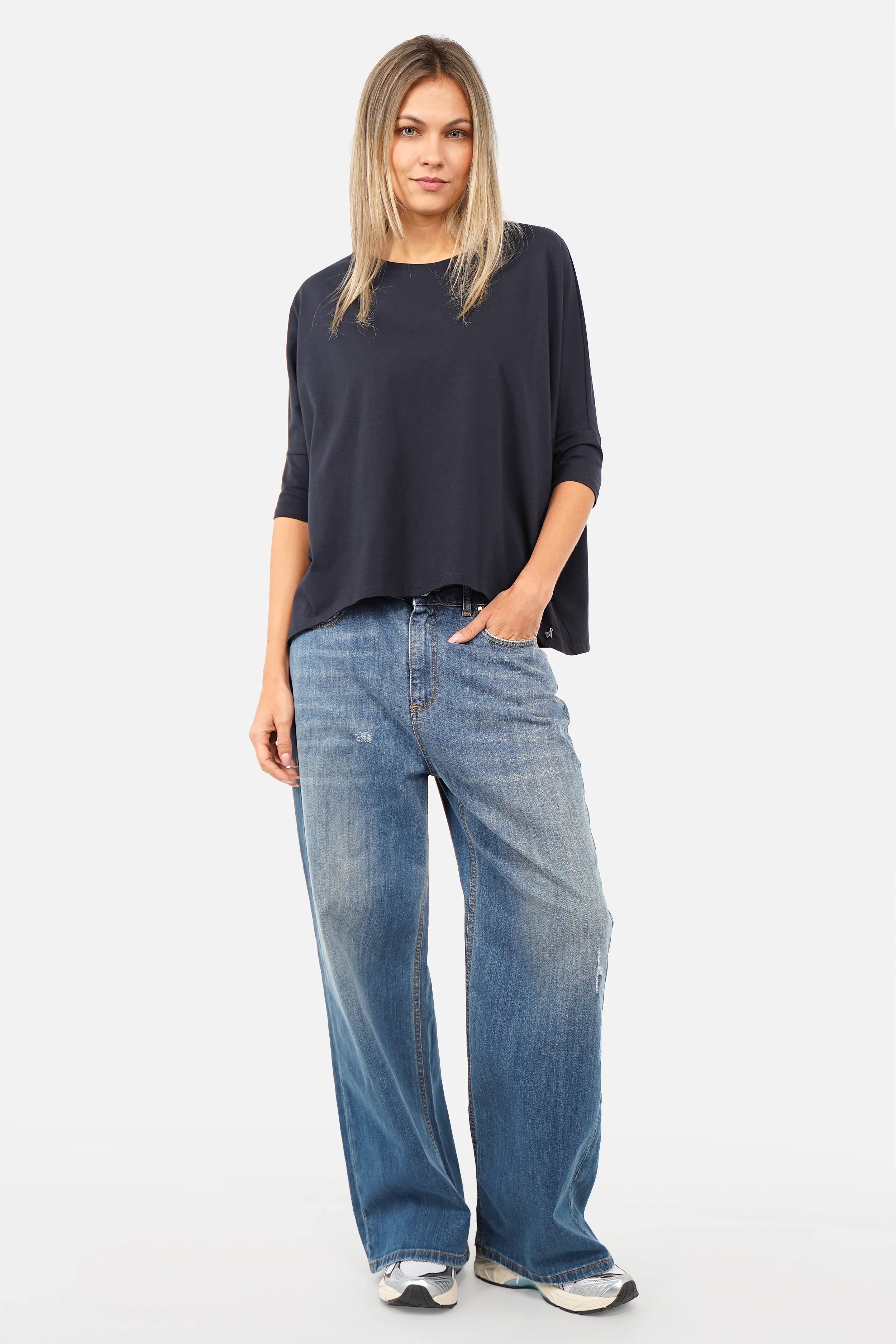 Locker fallendes TAMI.K Blusenshirt aus hochwertiger Baumwolle in Kastenform mit Rundhals und relaxed Schnitt