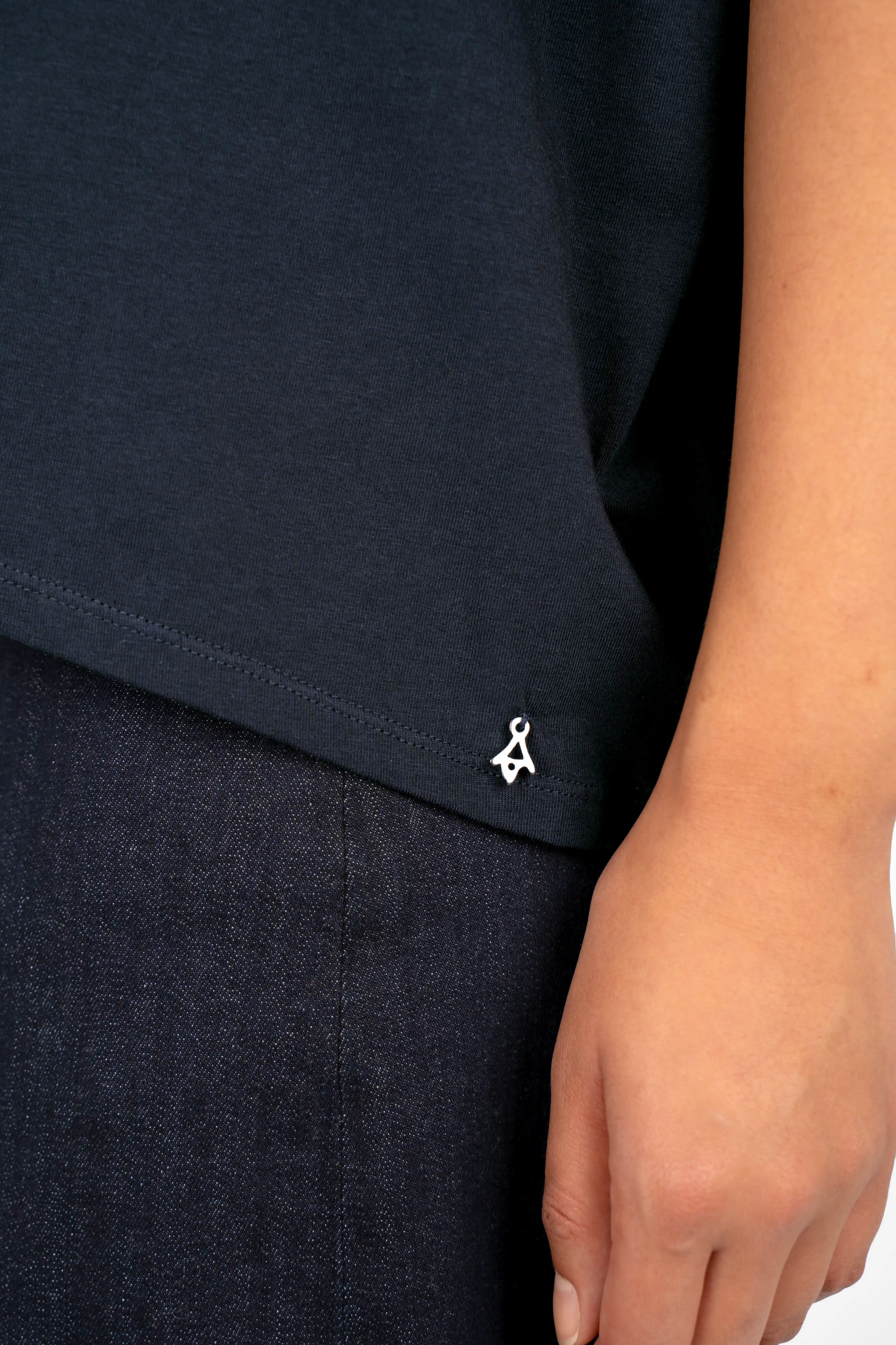 TAMI.K Blusenshirt in dunkelblau, locker fallendes Baumwollshirt mit weiter Kastenform und leicht abgerundetem Saum.