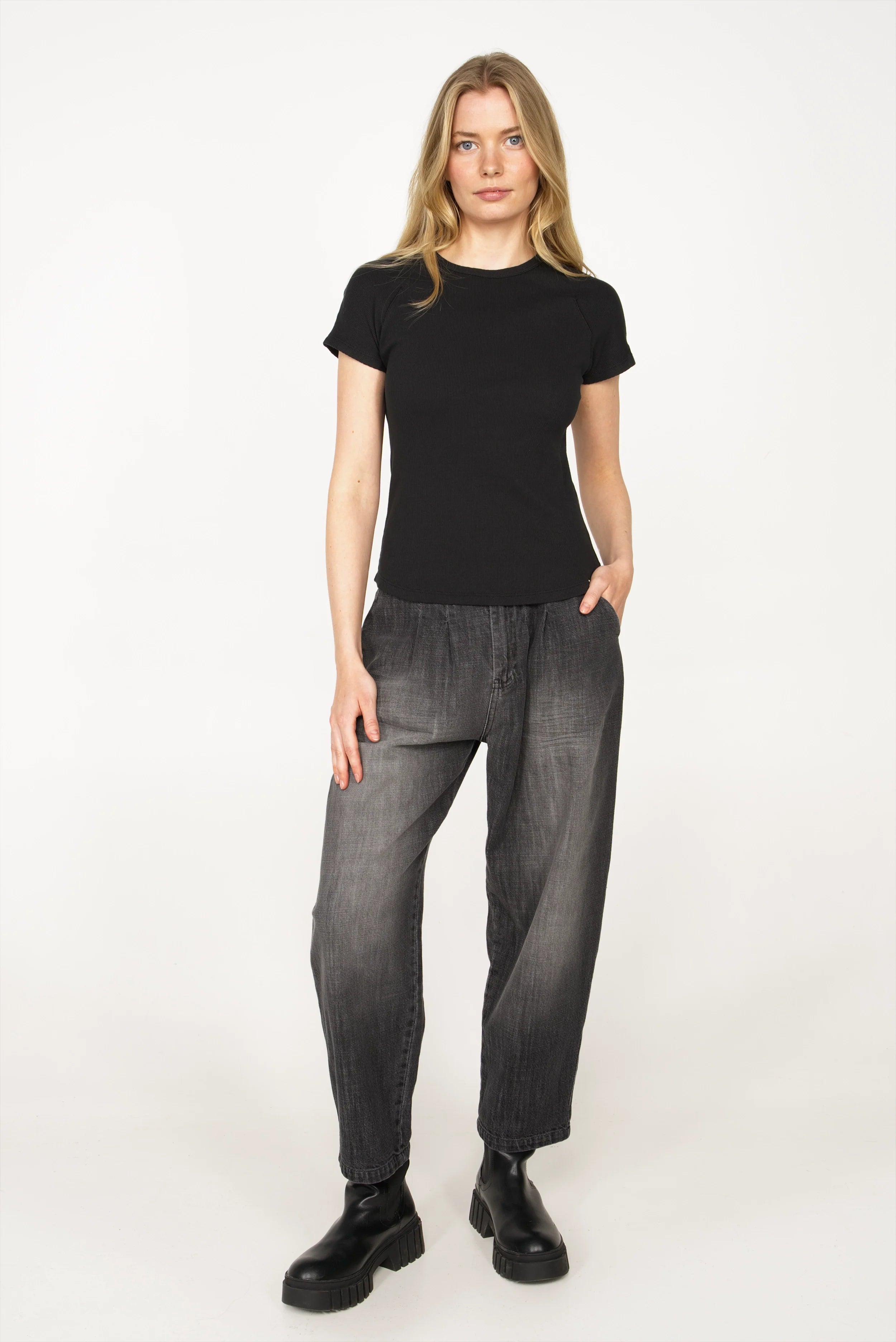 Schmal geschnittenes TASYA Shirt aus schwarzem, softem Ripp-Jersey mit Rundhalsausschnitt und Ziernähten, slim fit.