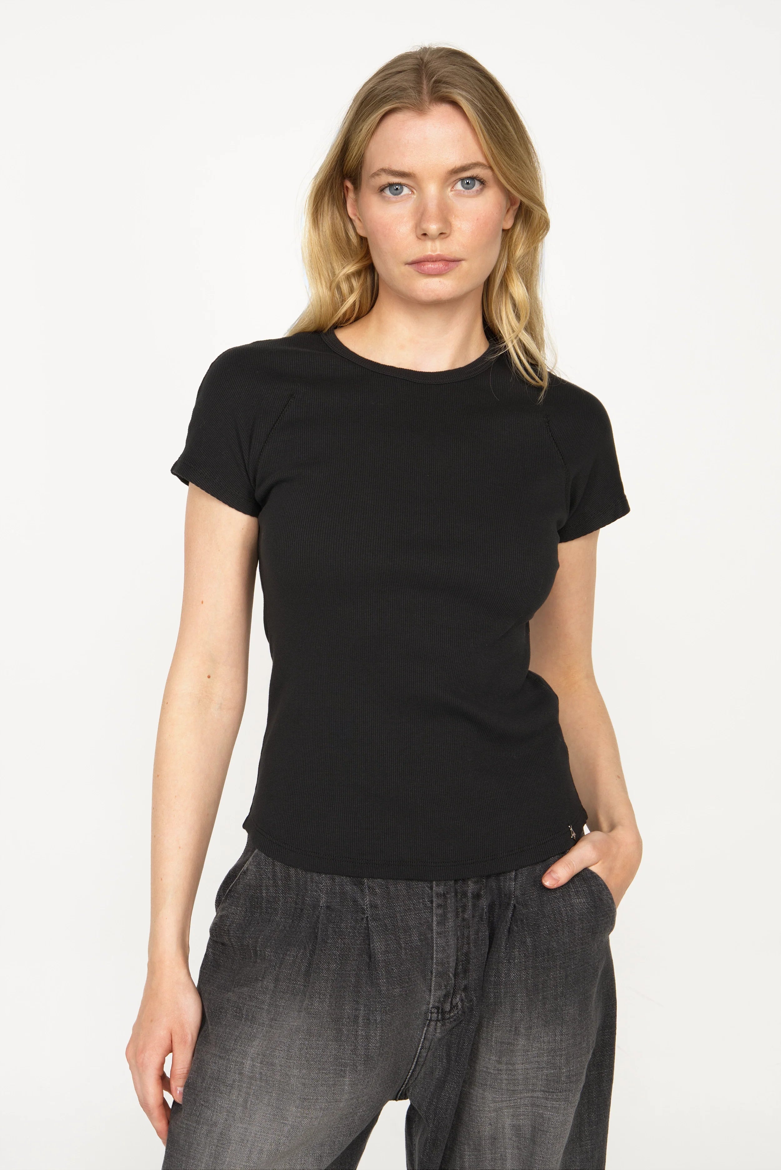 Schwarz slim fit TASYA Shirt aus weichem Ripp-Jersey mit Rundhalsausschnitt und Ziernähten