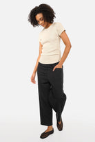 TASYA Geripptes T-Shirt slim fit soft ribbed jersey round neckline seamless sleeves decorative seams rounded hem size XS model 1.75m