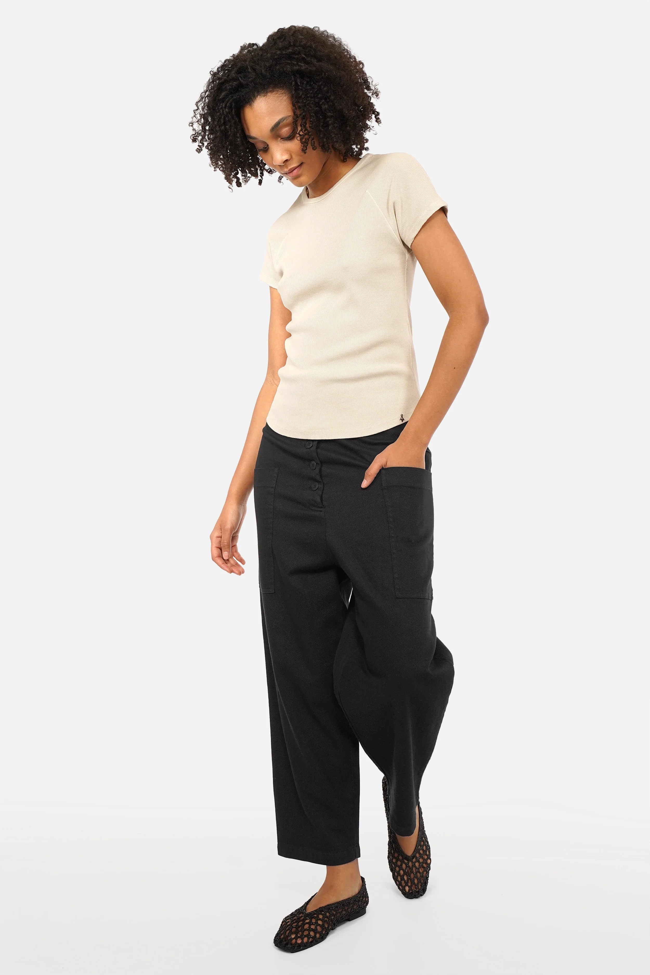 TASYA Geripptes T-Shirt slim fit soft ribbed jersey round neckline seamless sleeves decorative seams rounded hem size XS model 1.75m