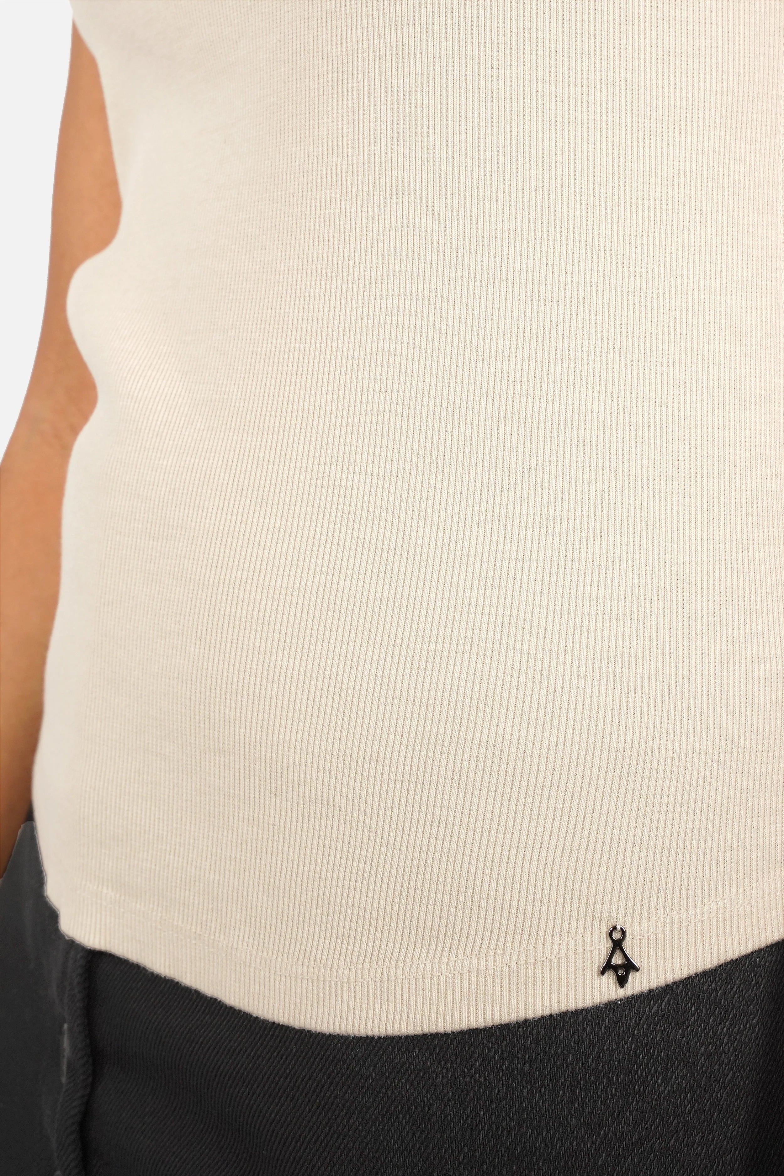 TASYA Geripptes T-Shirt soft ribbed jersey slim fit round neck seamless sleeves decorative seams rounded hem model wearing XS