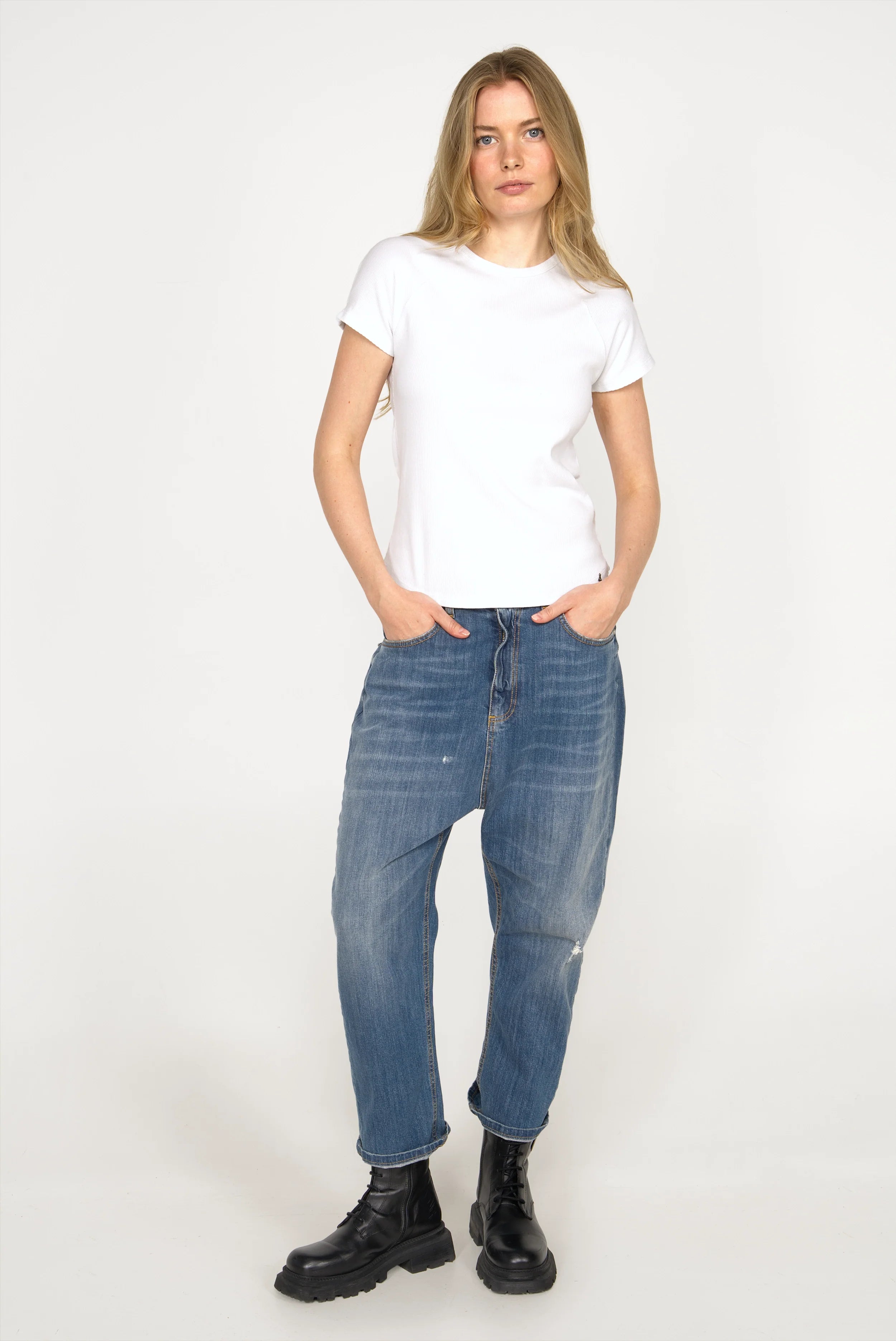 weißes TASYA Shirt aus softem Ripp-Jersey mit Ziernähten und slim Fit, kombiniert mit Jeans und schwarzen Stiefeln