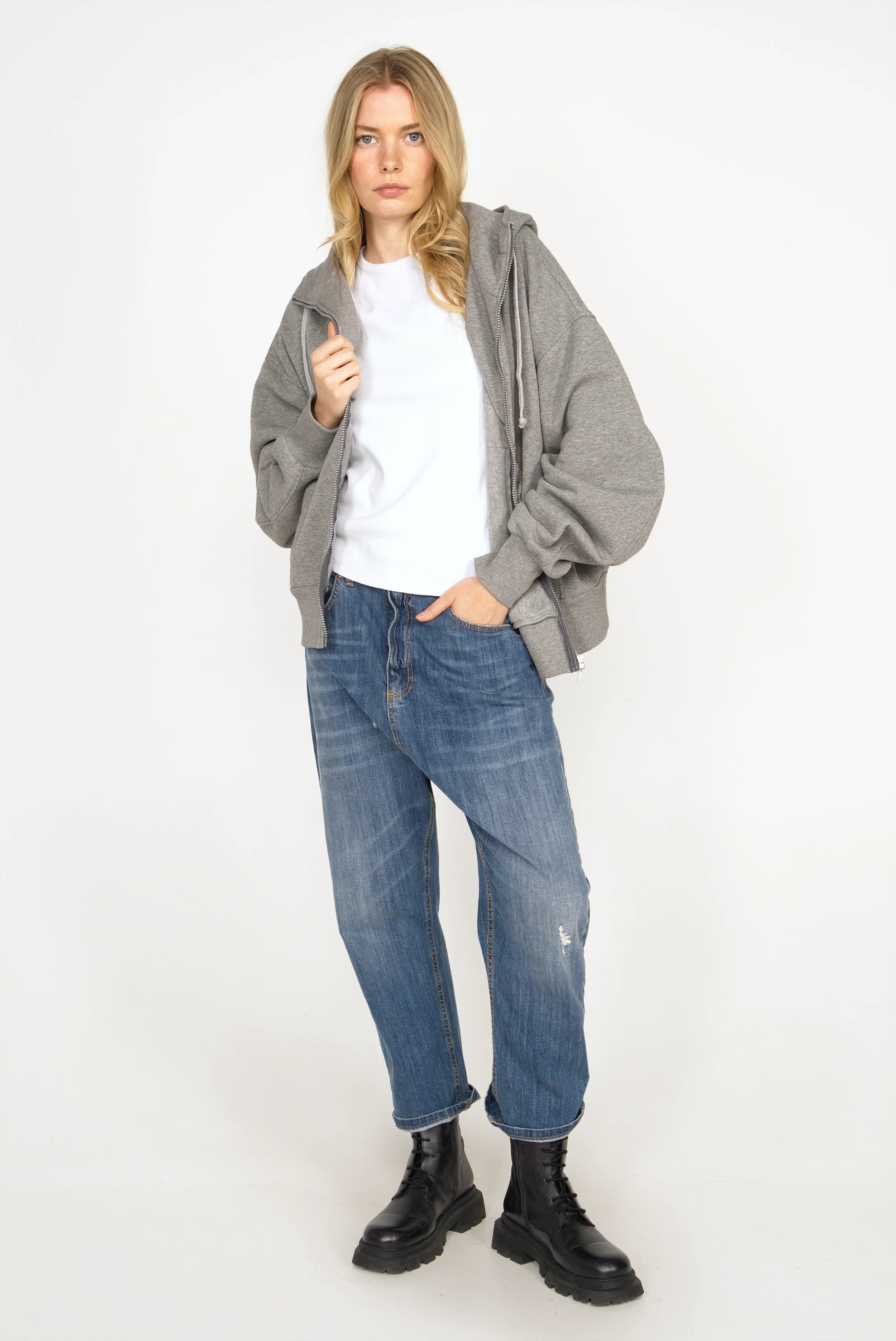 weißes TASYA Shirt aus softem Ripp-Jersey mit Slim Fit und Ziernähten, getragen von Model mit grauer Jacke und blauen Jeans