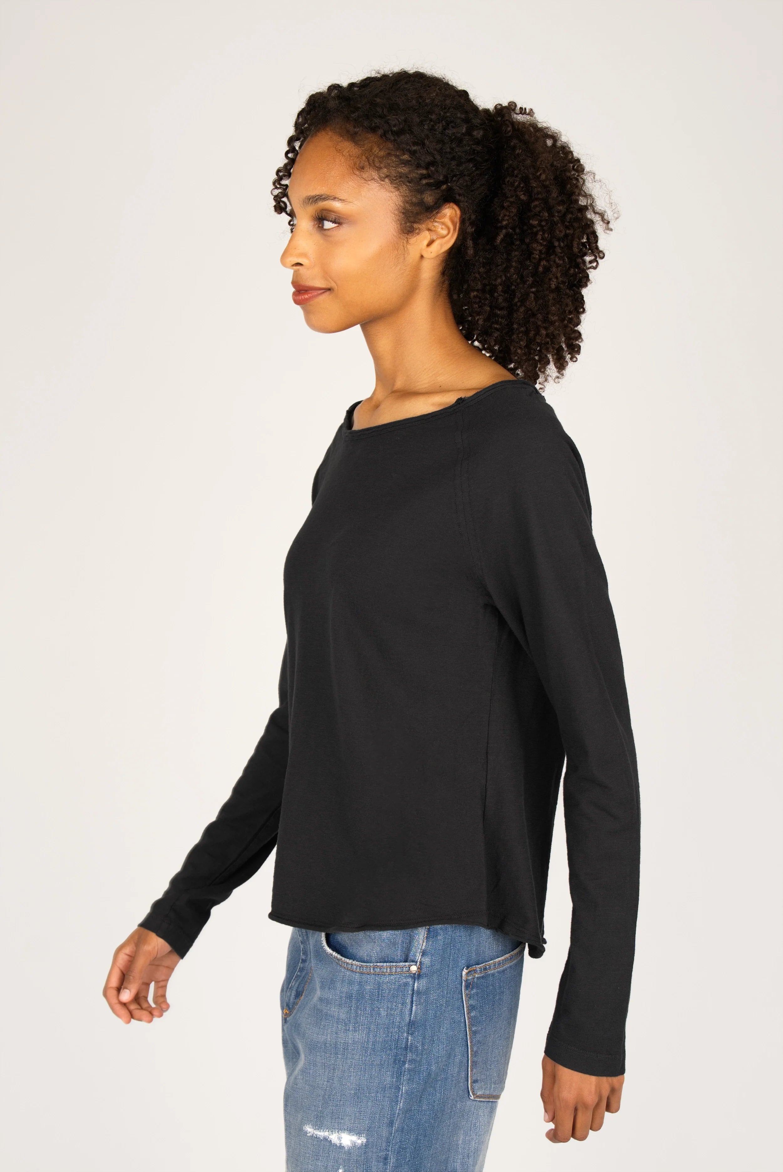 Schwarzes TEHI Longsleeve aus weicher Fiammato Baumwolle mit Rundhalsausschnitt und extralangen Raglanärmeln