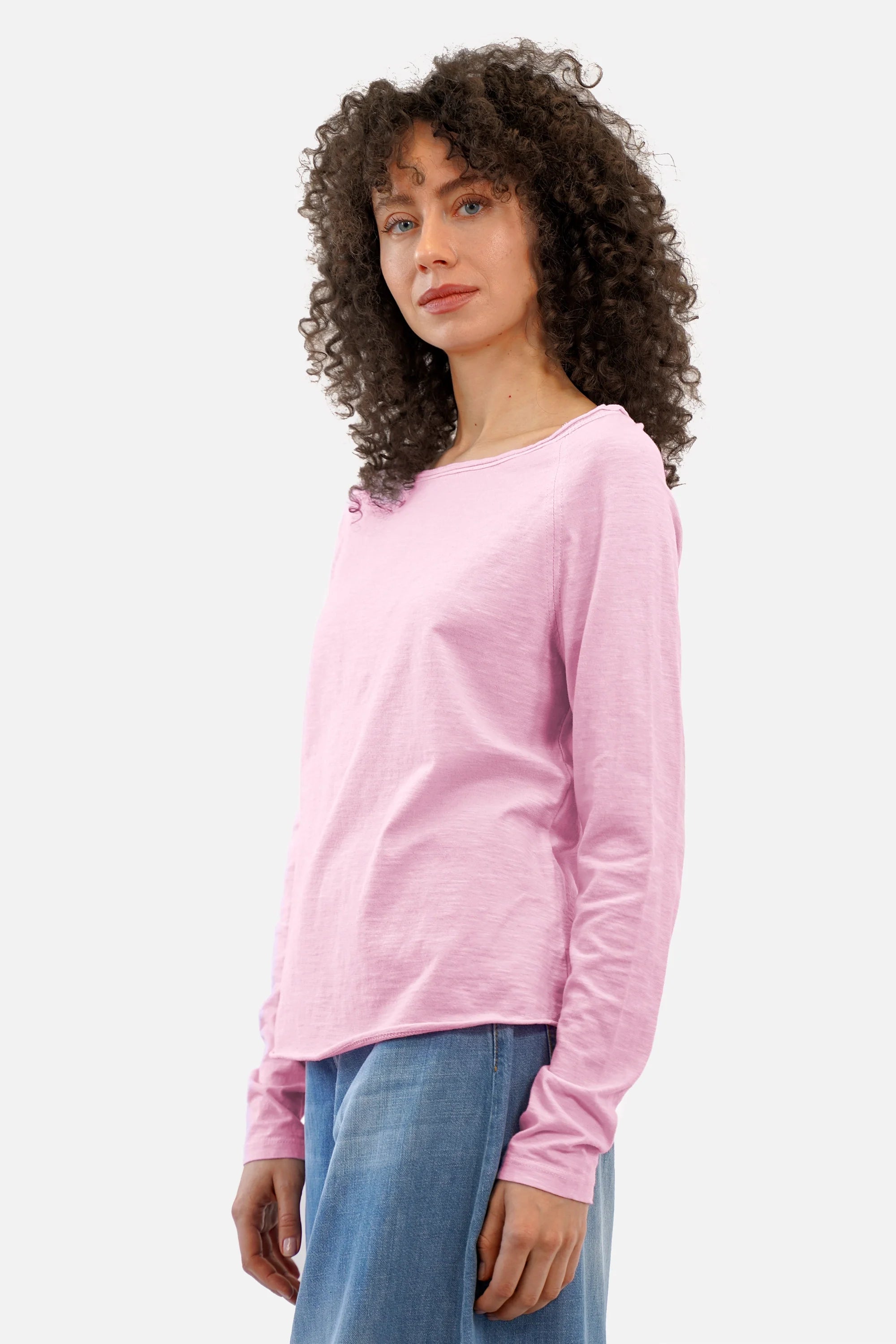 TEHI Longsleeve in soft slub-jersey cotton with raglan sleeves and open edge neckline, regular fit.