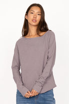 TEHI Longsleeve aus softer Fiammato Baumwolle mit offenem Rundhalsausschnitt und extralangen Raglanärmeln in Regular Fit