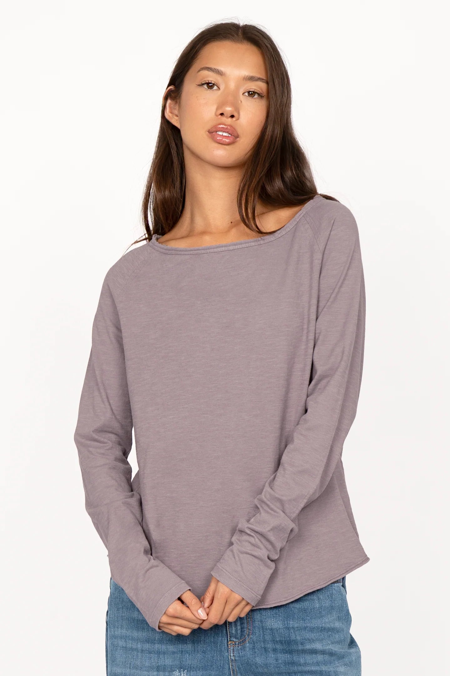Woman wearing a soft purple TEHI Longsleeve with round neckline and extra-long raglan sleeves