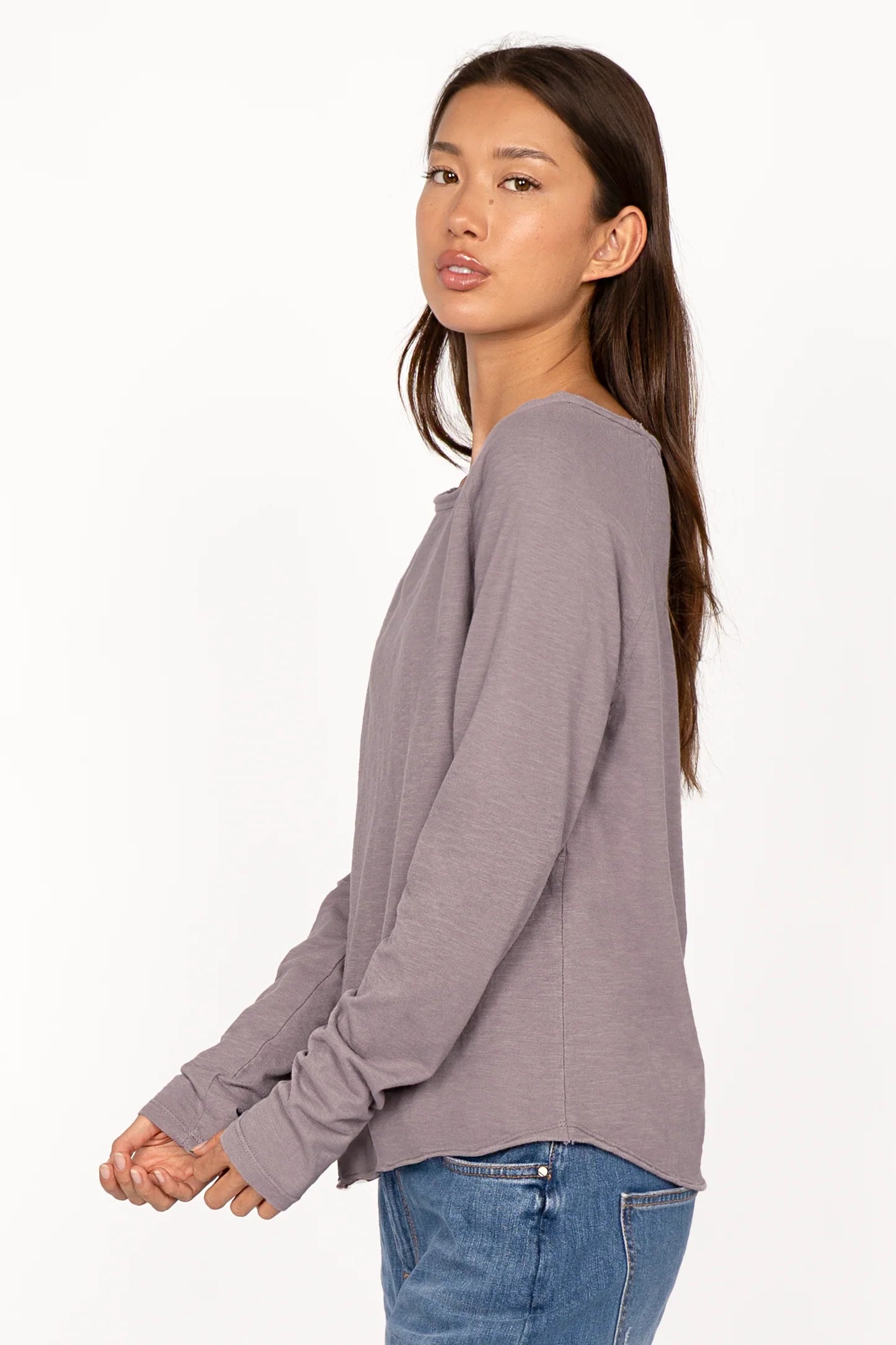Feminines TEHI Longsleeve aus weicher Fiammato-Baumwolle mit offenem Rundhalsausschnitt und extralangen Raglanärmeln in Regular Fit.