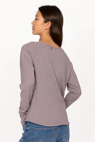 TEHI Longsleeve aus softer Fiammato Baumwolle mit Rundhalsausschnitt und extralangen Raglanärmeln in Lila