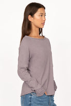 Woman wearing a soft purple TEHI Longsleeve with round neckline and long raglan sleeves.