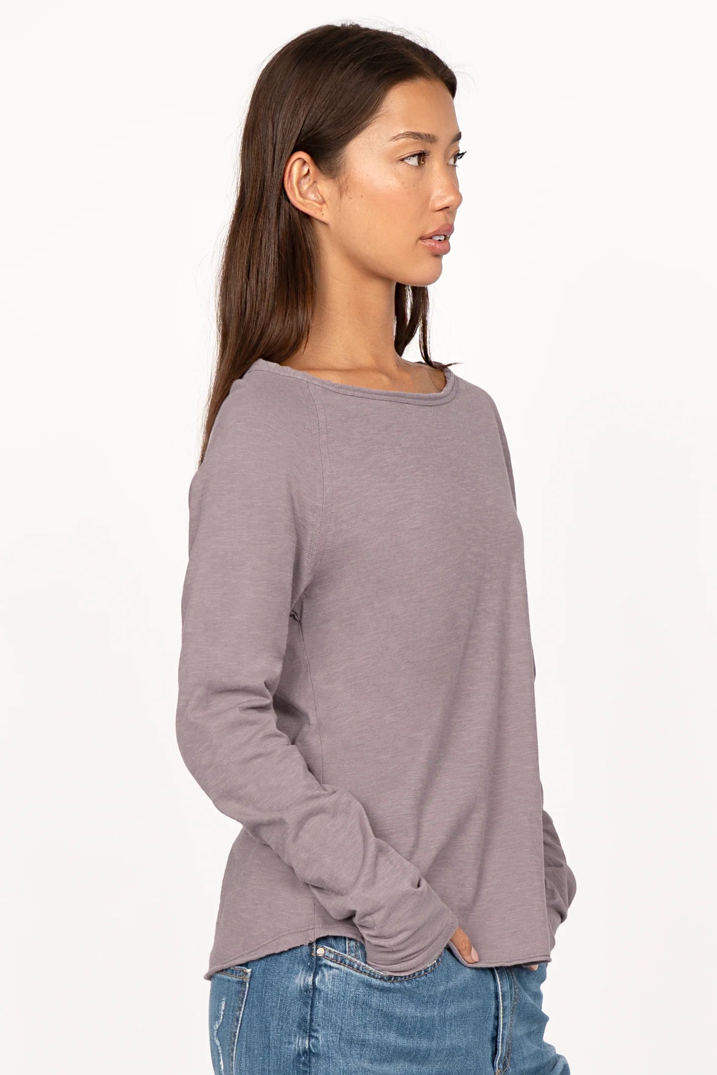 Woman wearing a soft purple TEHI Longsleeve with round neckline and long raglan sleeves.
