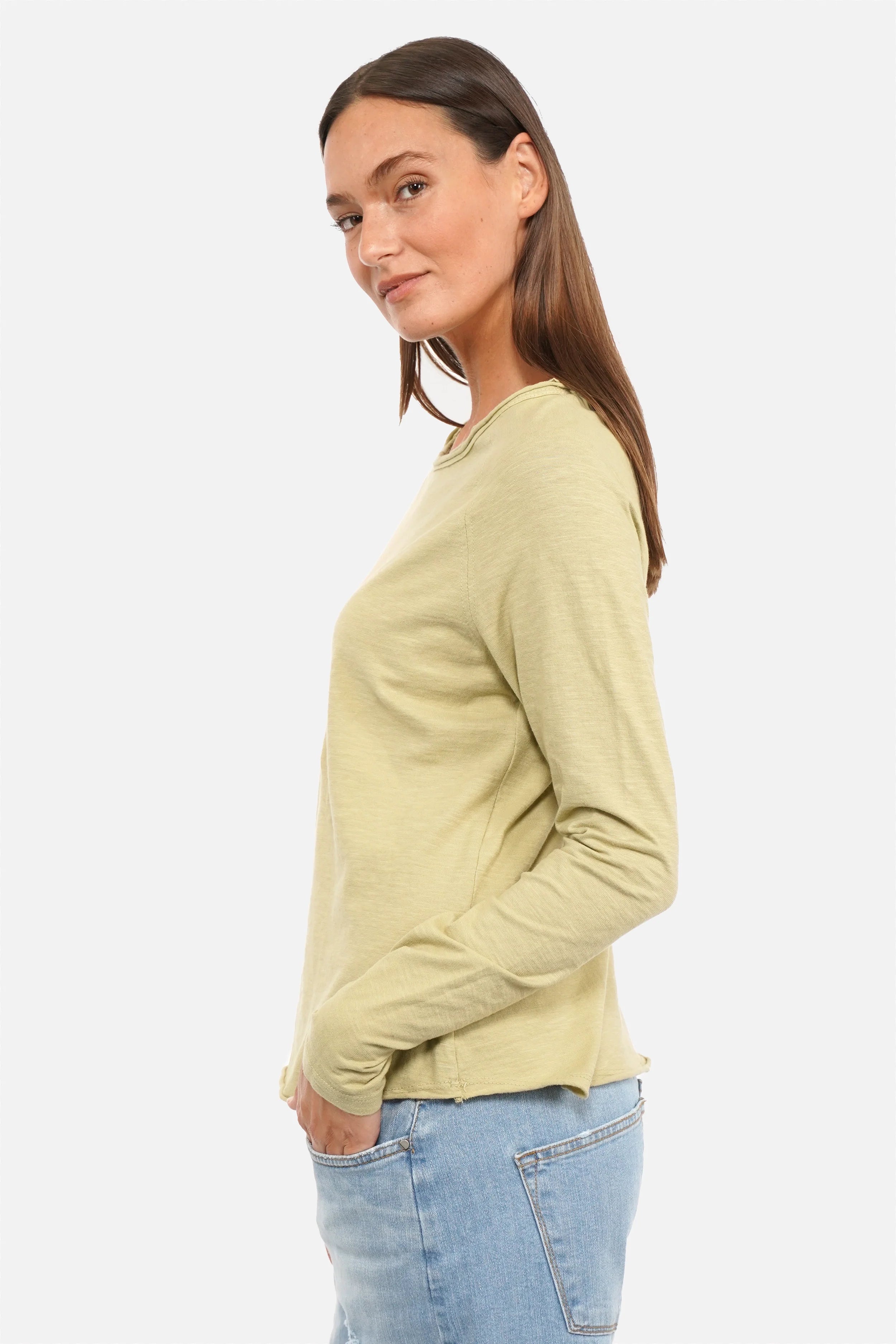 TEHI Longsleeve in flame cotton with soft slub jersey, round neck, extra-long raglan sleeves, regular fit.