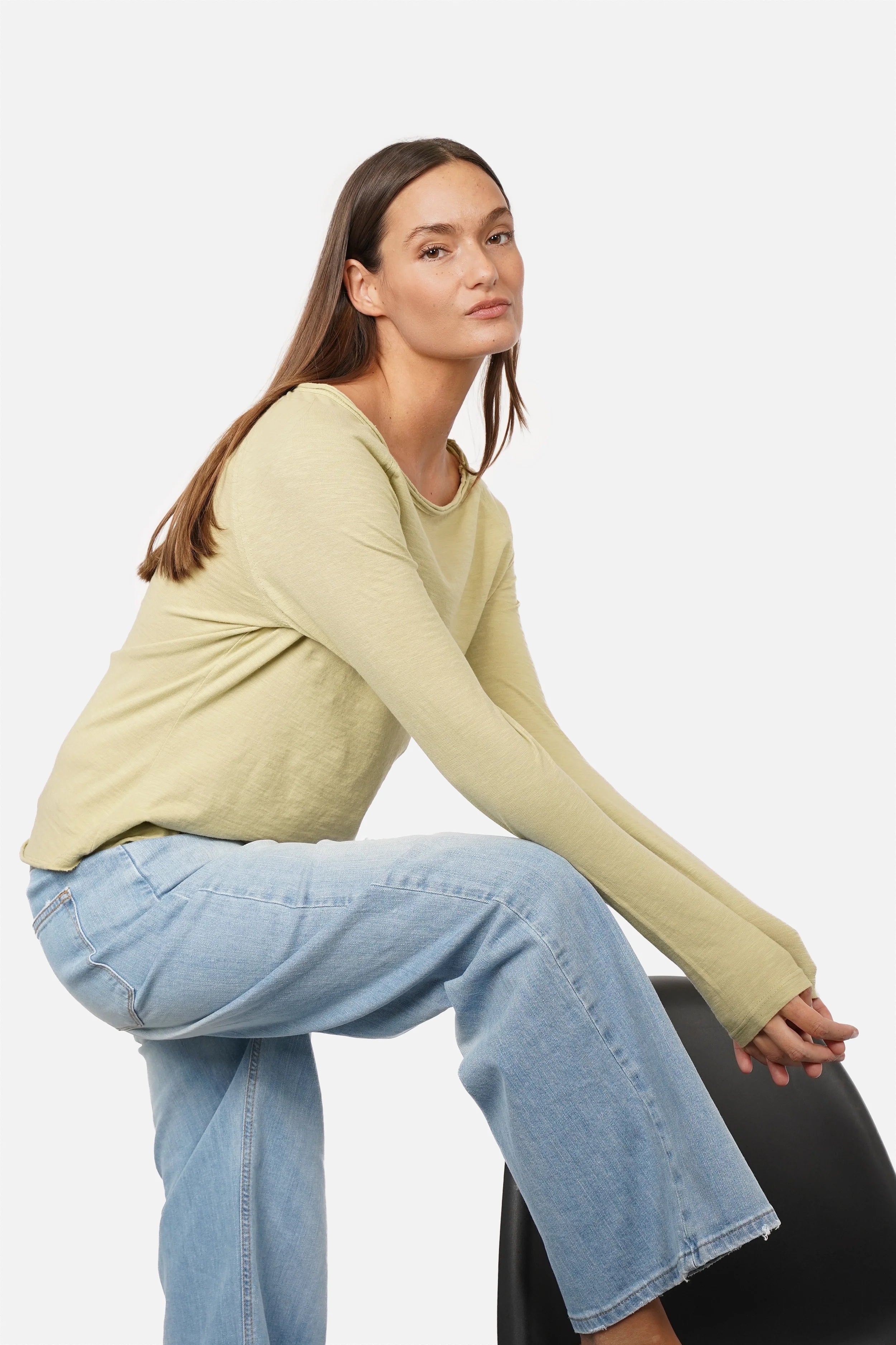 TEHI Longsleeve in soft slub cotton with raglan sleeves and open edge round neckline