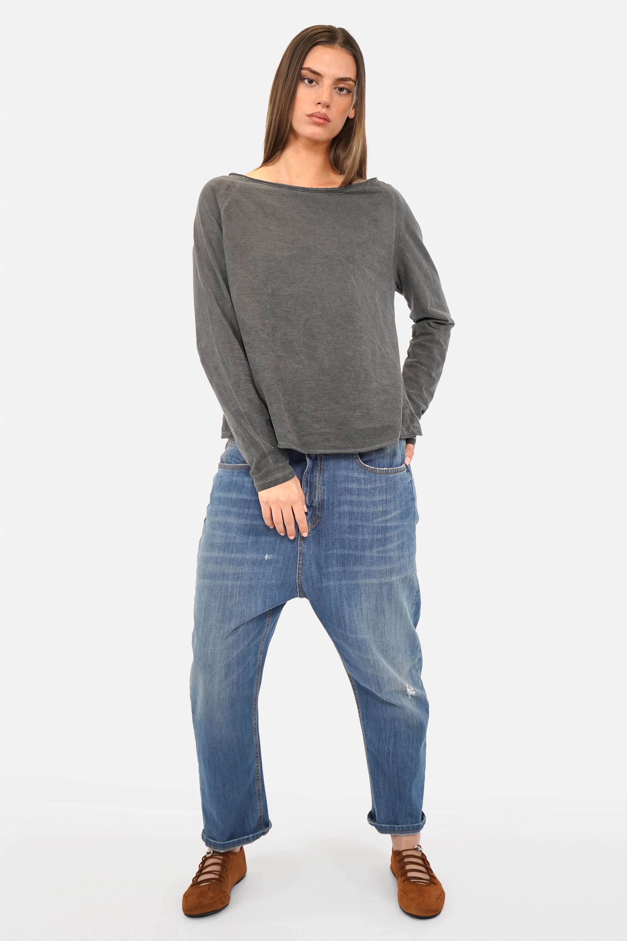 TEHI Longsleeve in soft fiammato cotton with raglan sleeves and raw edge neckline, regular fit.