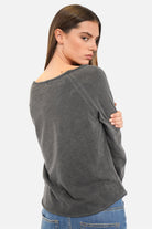 TEHI Longsleeve in fiammato cotton with soft slub jersey, open edge round neckline, extra-long raglan sleeves, regular fit, worn by model 1.75m tall size S