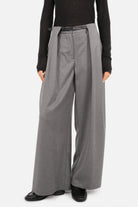 Schwarze THIRA Bundfaltenhose mit schmalem Gürtel und weitem Bein in Mid-Waist Passform