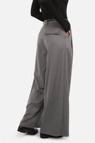 THIRA Bundfaltenhose mit Gürtel in weich fließender Qualität und mid-waist Schnitt