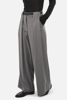 THIRA Bundfaltenhose mit Gürtel in weich fließender Qualität, mid-waist, extraweite Beine und schmalem Kontrastgürtel
