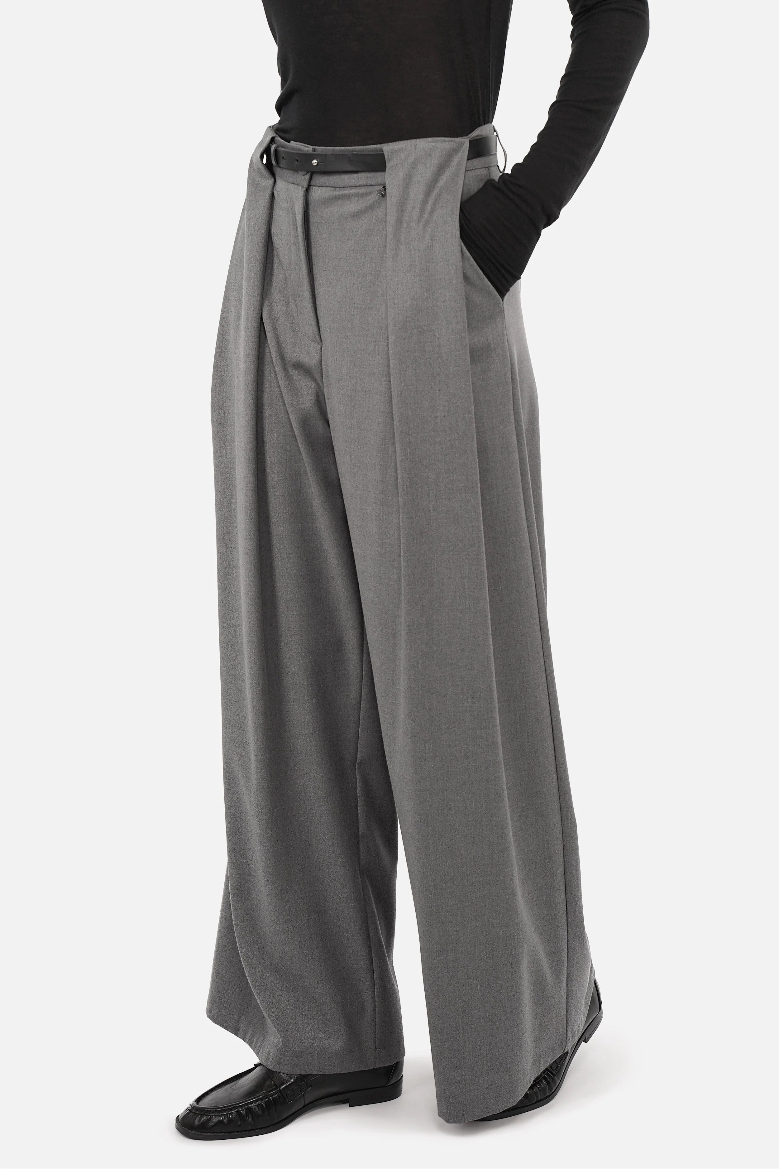 THIRA Bundfaltenhose mit Gürtel in weich fließender Qualität, mid-waist, extraweite Beine und schmalem Kontrastgürtel