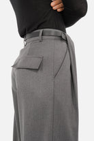 THIRA Bundfaltenhose mit Gürtel aus weich fließendem Stoff, mid-waist, extraweite Beine und markante Bundfalten
