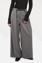 THIRA Bundfaltenhose mit Gürtel in weich fließender Qualität, mid-waist, mit extra tiefen Bundfalten und schmalem Kontrastgürtel
