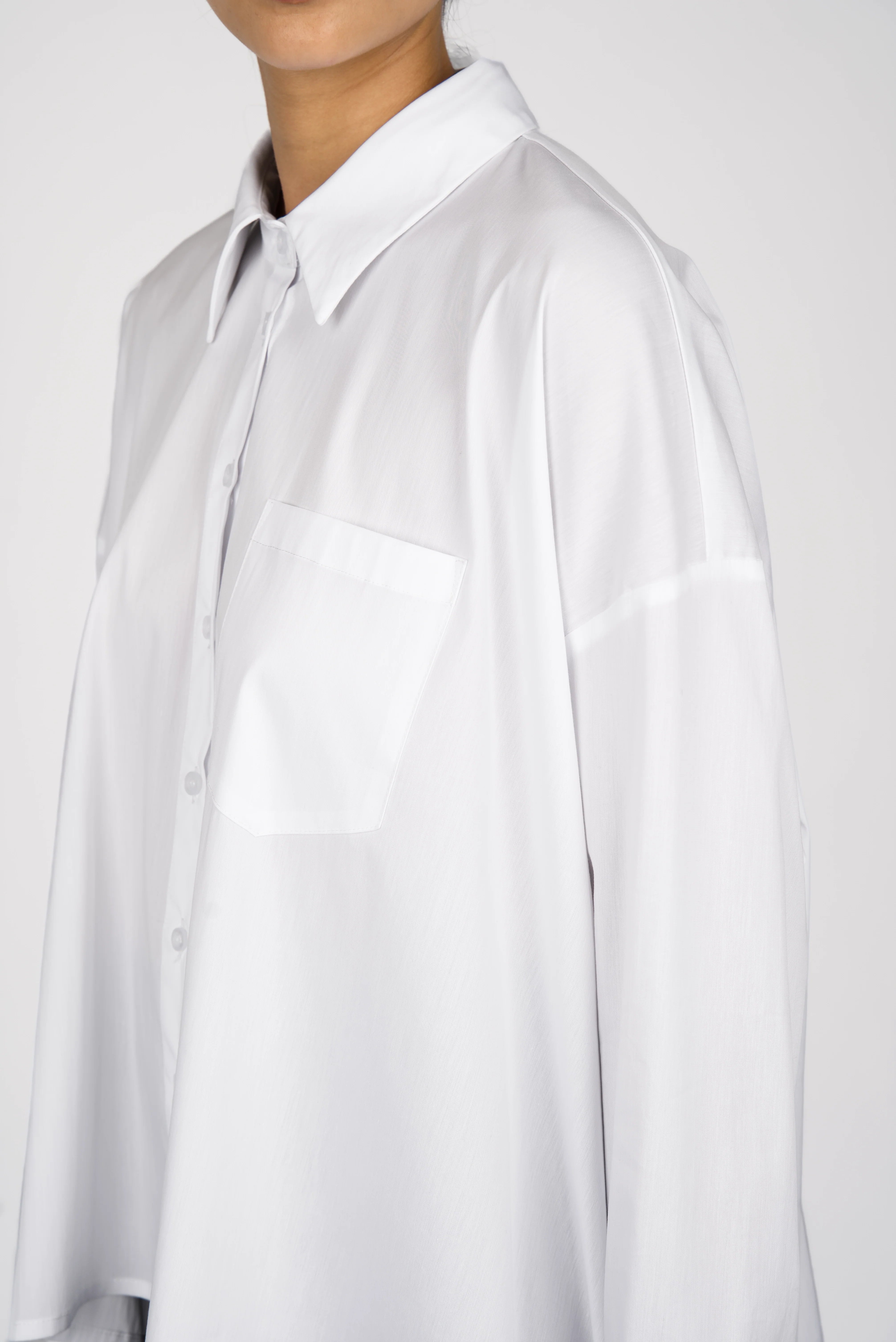 TIALY oversized white poplin blouse with A-line shape, classic collar, button front, and chest pocket