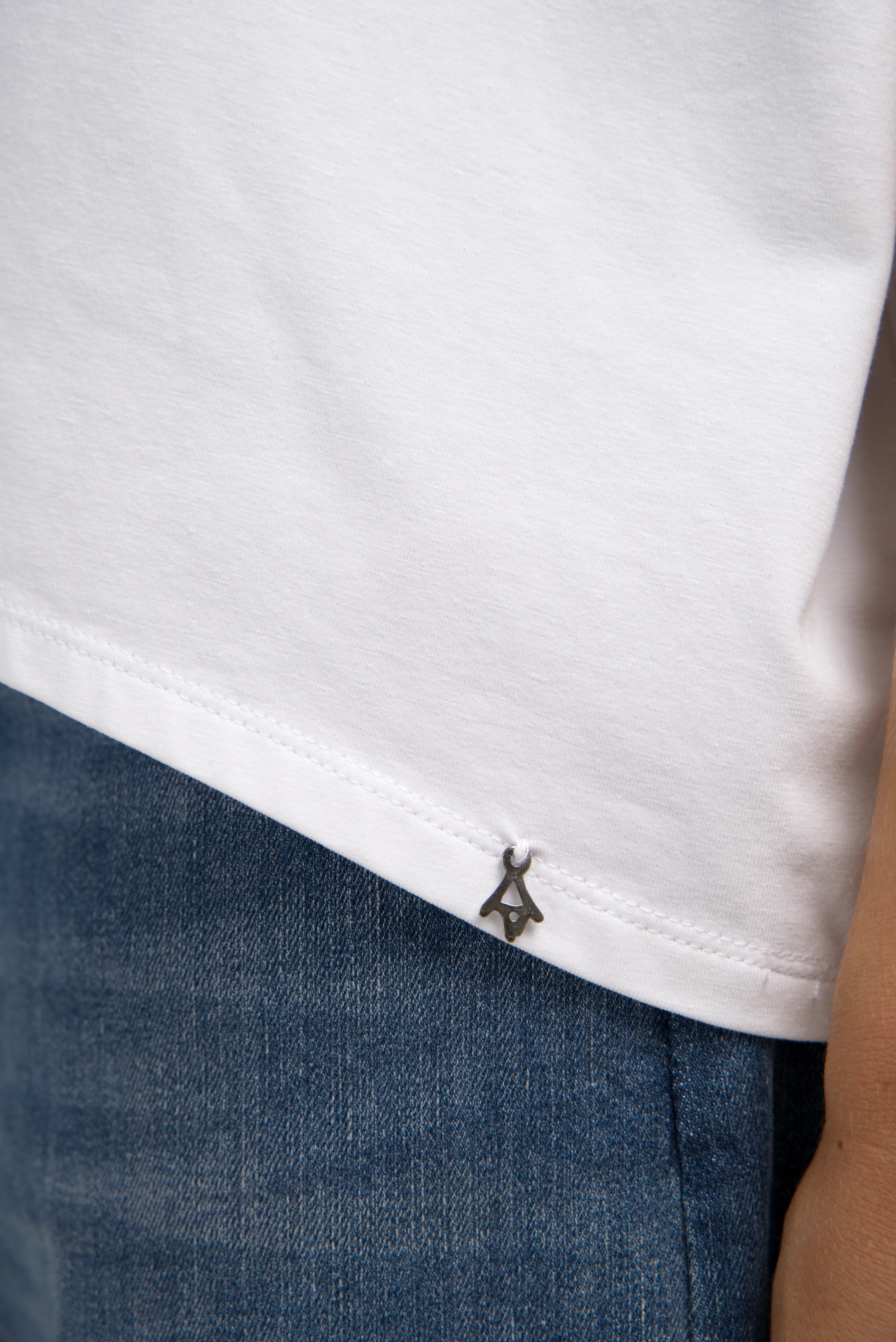 Weißes TIDA Blusenshirt mit V-Ausschnitt und kastigem Schnitt aus weicher Baumwolle, leger und vorne leicht abgerundet