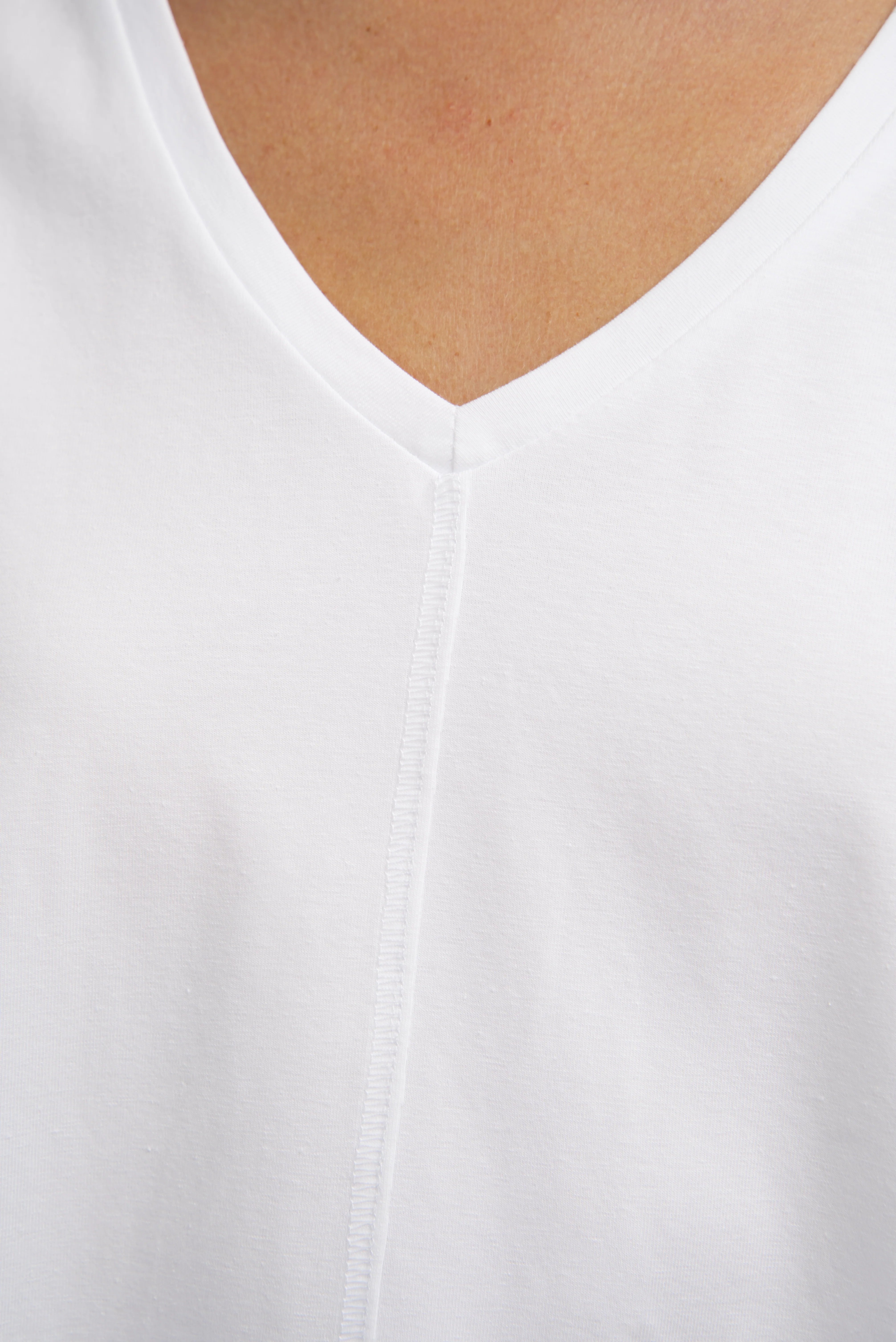 TIDA Blusenshirt weiß mit V-Ausschnitt und feiner Naht im lockeren Schnitt aus Baumwolle
