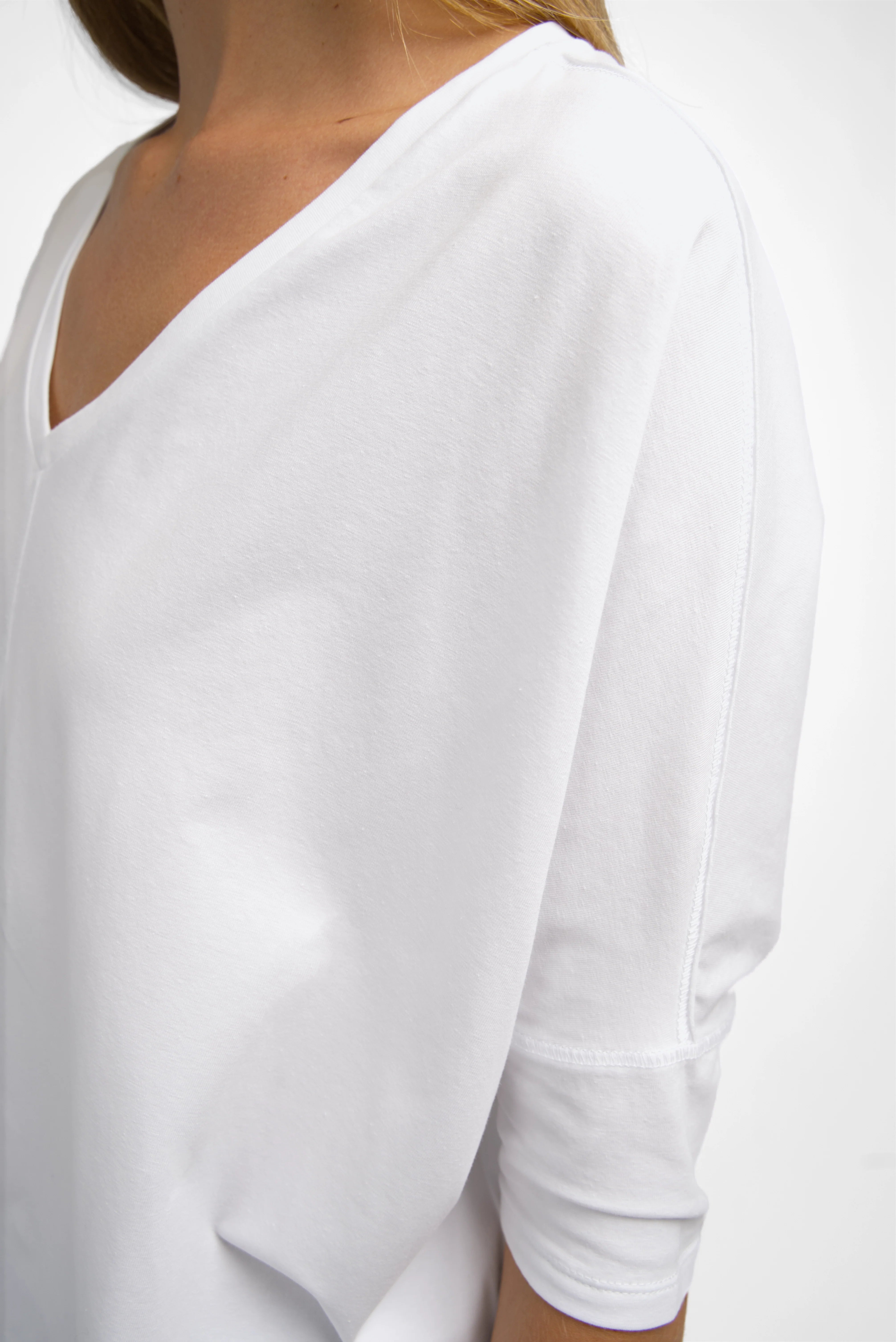 Weißes TIDA Blusenshirt mit V-Ausschnitt und weiter Kastenform aus hochwertiger Baumwolle