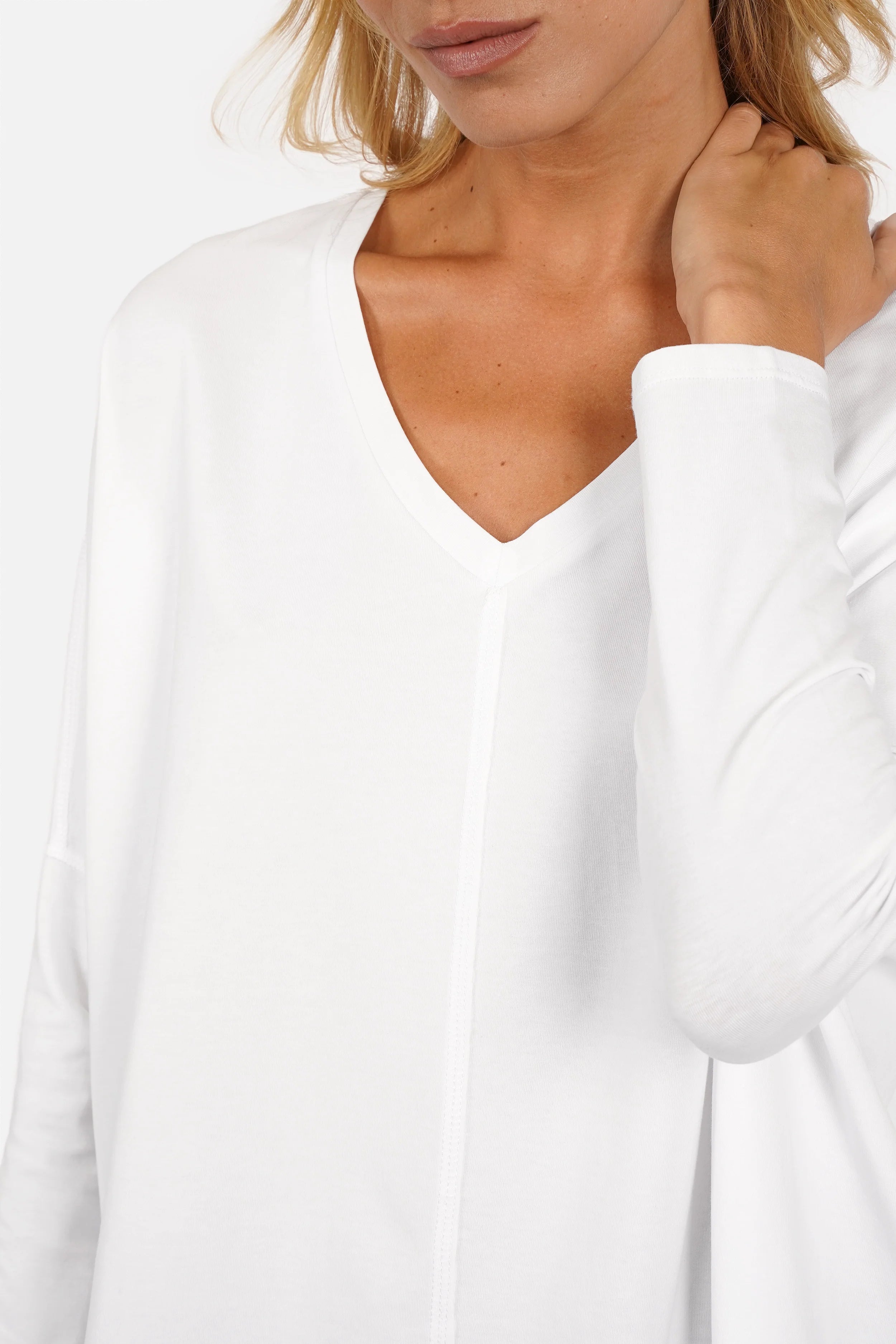 Blusenshirt Langarm aus hochwertiger Baumwolle mit V-Ausschnitt und offenem Saum im relaxed Fit