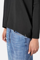 Locker fallendes TIDA Blusenshirt mit V-Ausschnitt und weitem, kastigen Langarmschnitt in hochwertiger Baumwolle