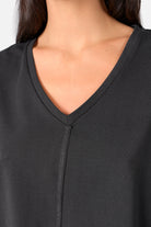 Locker fallendes TIDA Blusenshirt mit V-Ausschnitt und weiter Kastenform aus hochwertiger Baumwolle