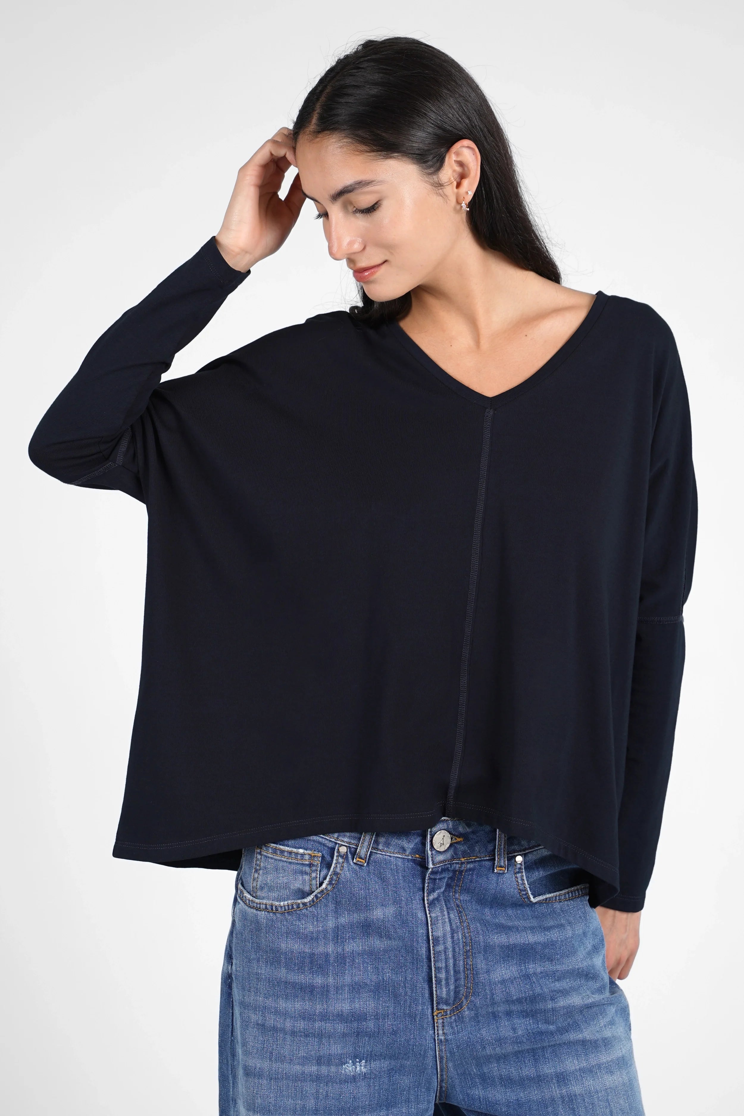 TIDA Blusenshirt relaxed fit long sleeve black V-neck shirt with boxy shape and rounded hem