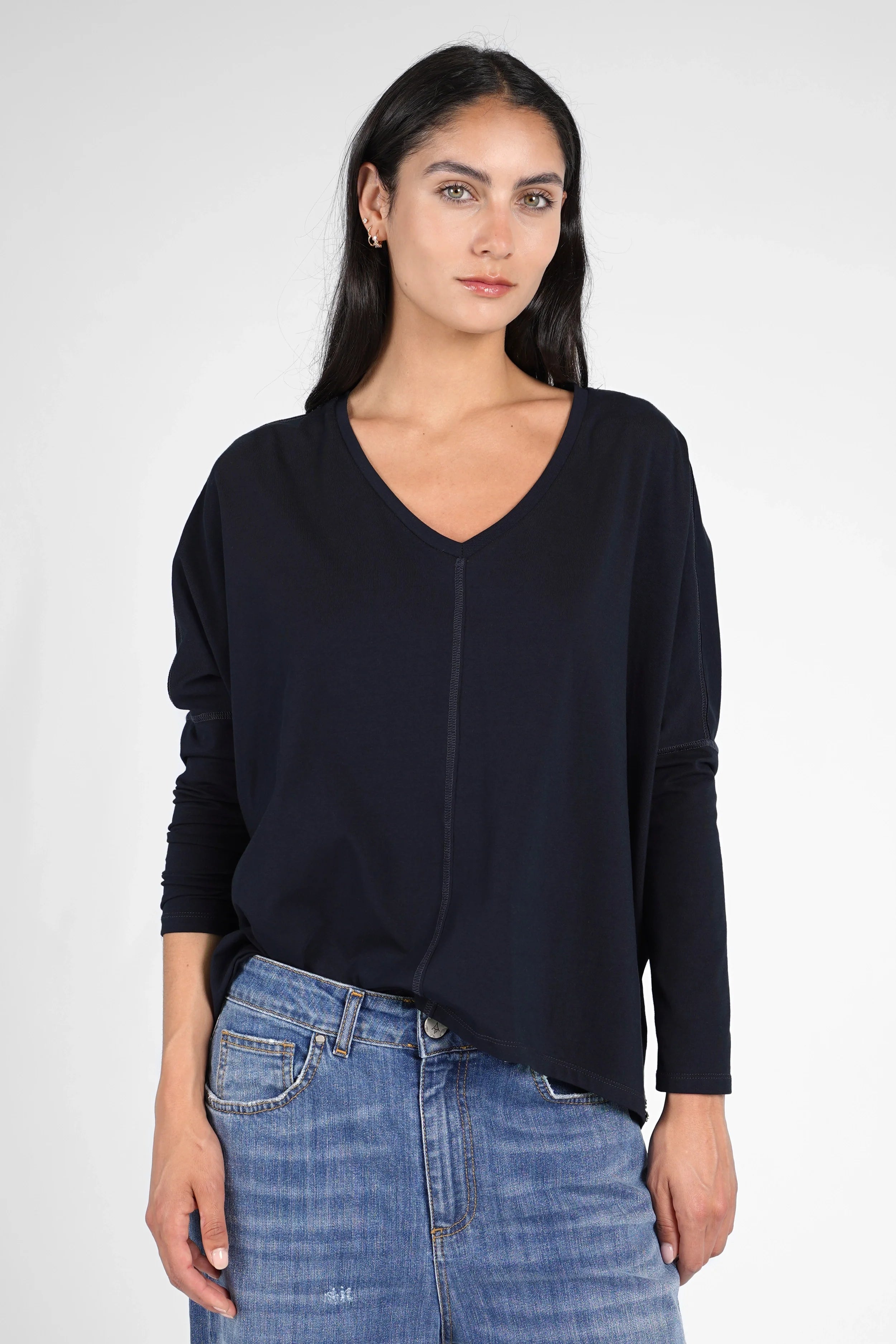 TIDA Blusenshirt long sleeve relaxed fit V-neck black cotton shirt with rounded hem worn by female model