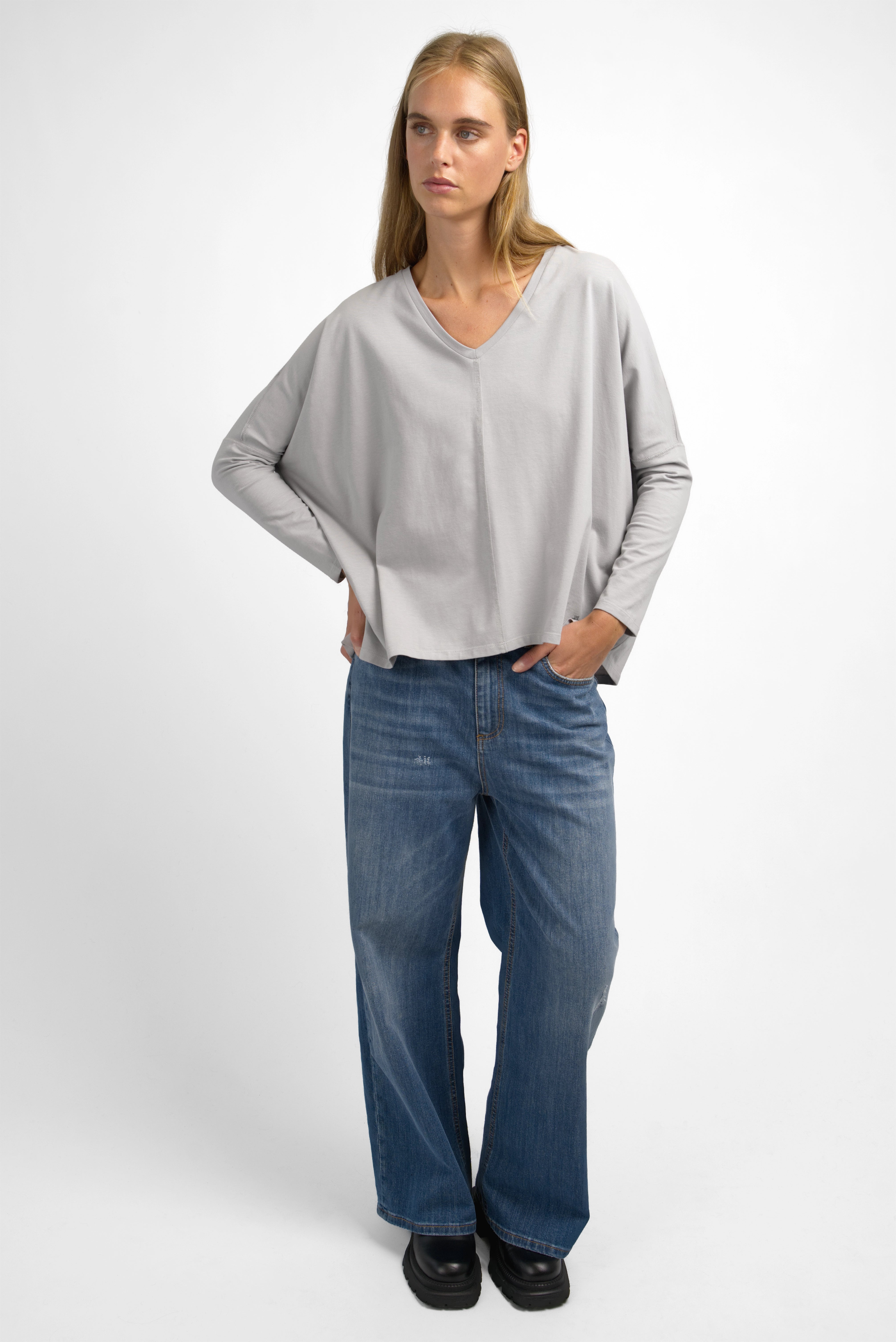 TIDA Blusenshirt relaxed long-sleeve blouse with V-neck, boxy fit, and soft cotton fabric in light gray.