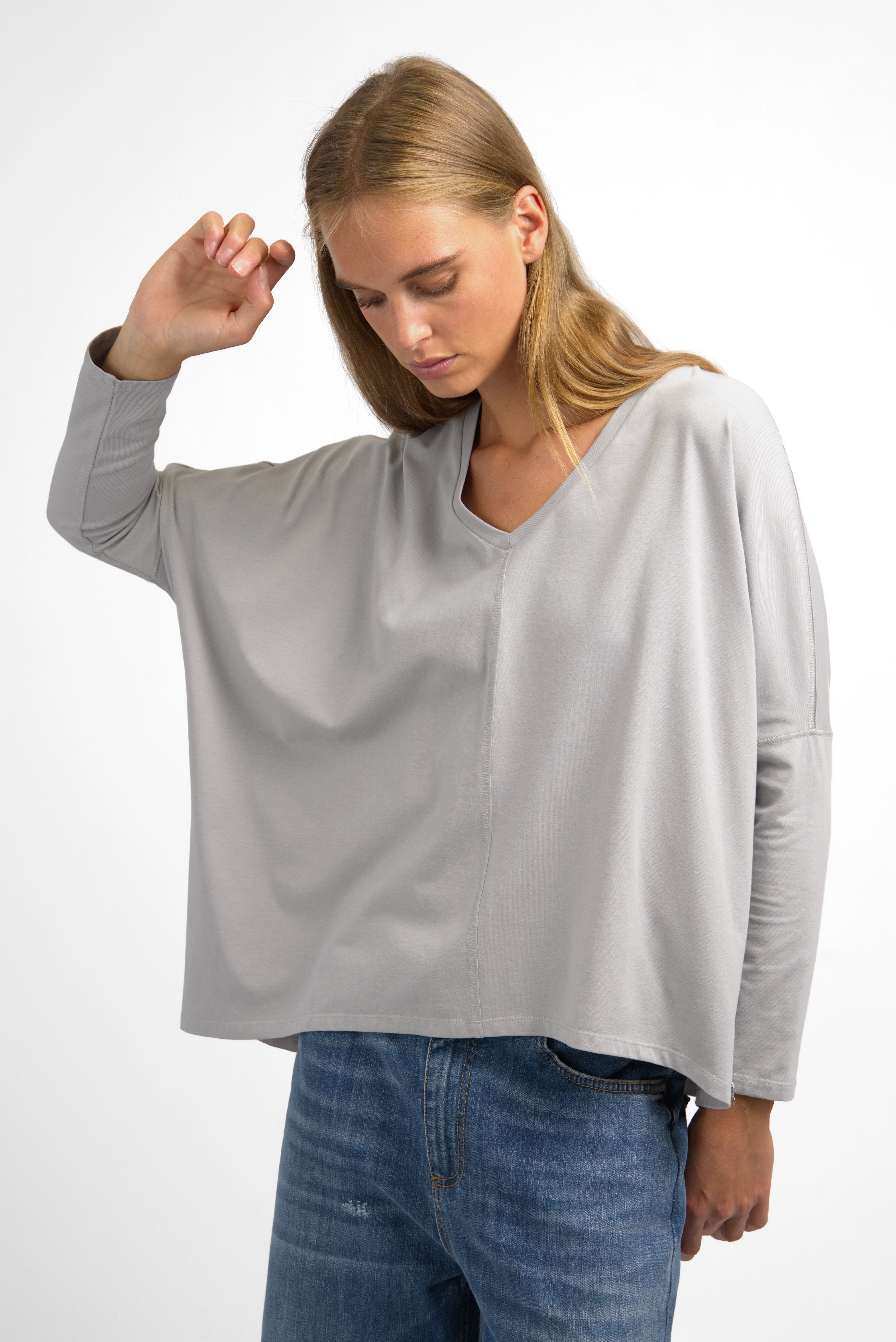 TIDA Blusenshirt relaxed fit long sleeve shirt with V-neck and wide boxy shape in soft light gray cotton