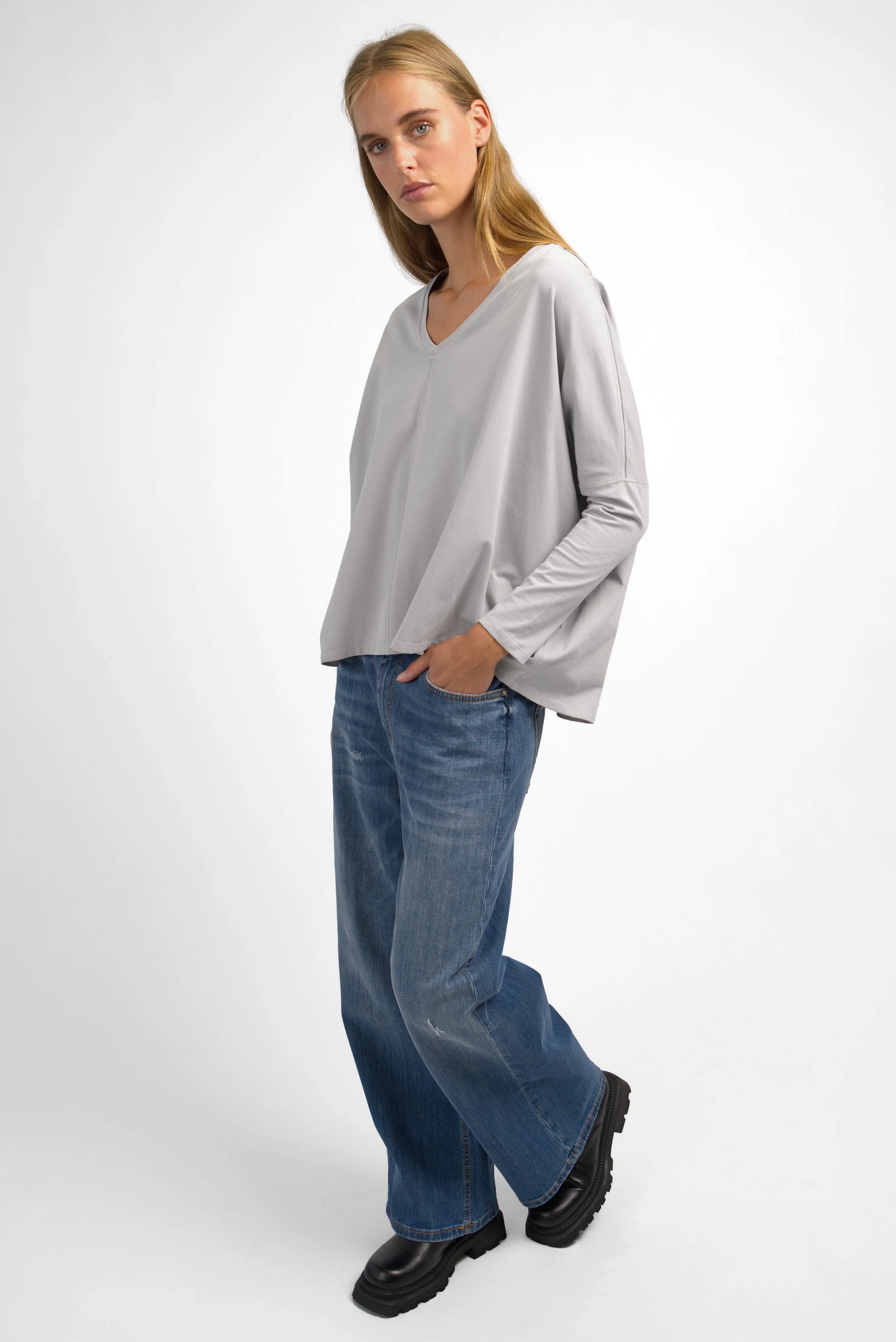 TIDA Blusenshirt loose long-sleeve V-neck shirt with relaxed fit and rounded hem in light grey cotton