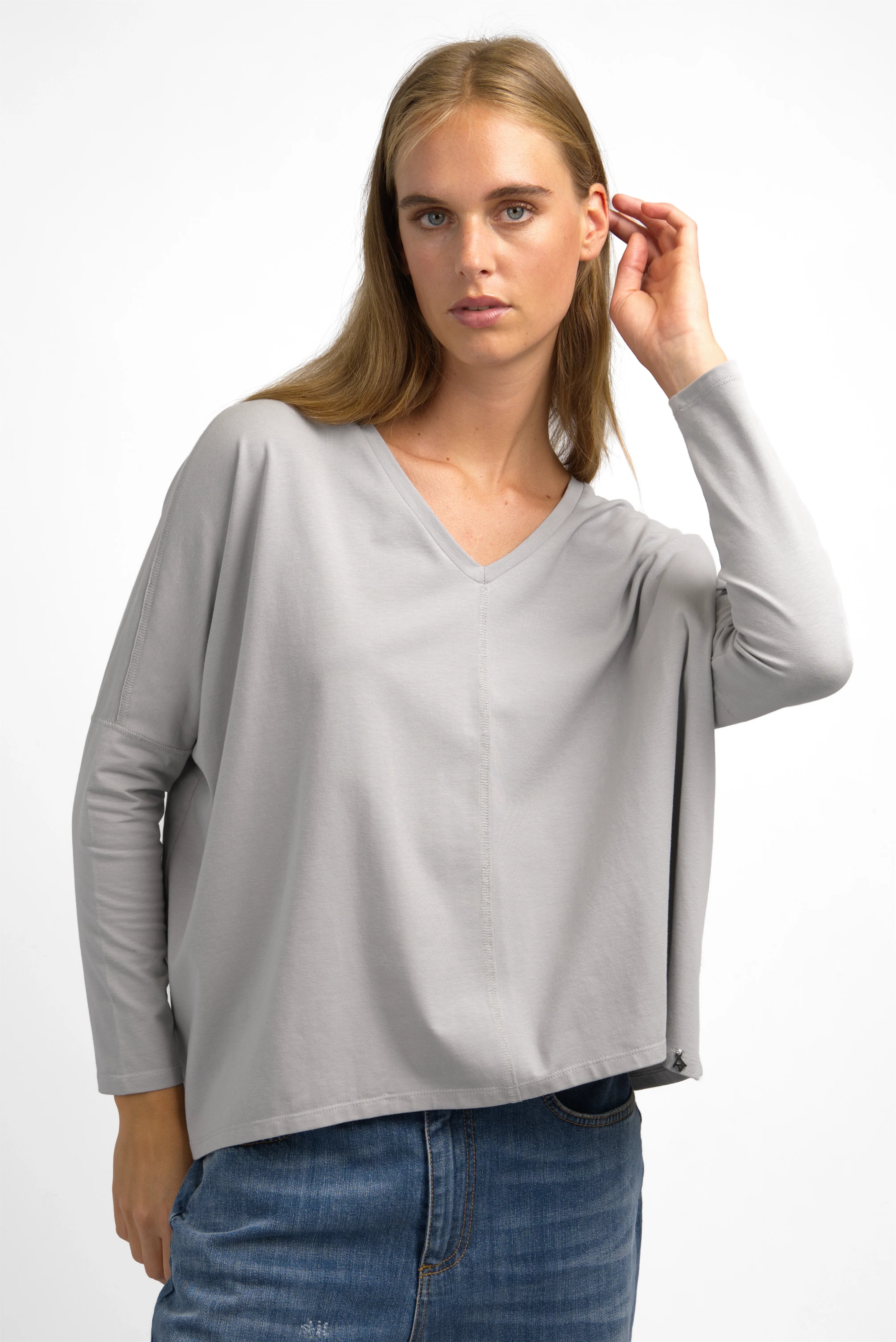 TIDA Blusenshirt long sleeve loose fit V-neck gray blouse shirt with rounded hem and relaxed boxy silhouette