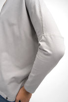 Close-up of TIDA Blusenshirt long sleeve shirt in relaxed fit with soft cotton fabric and stitched detailing on sleeve