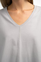 Close-up of grey TIDA Blusenshirt with V-neck and relaxed fit in soft cotton fabric