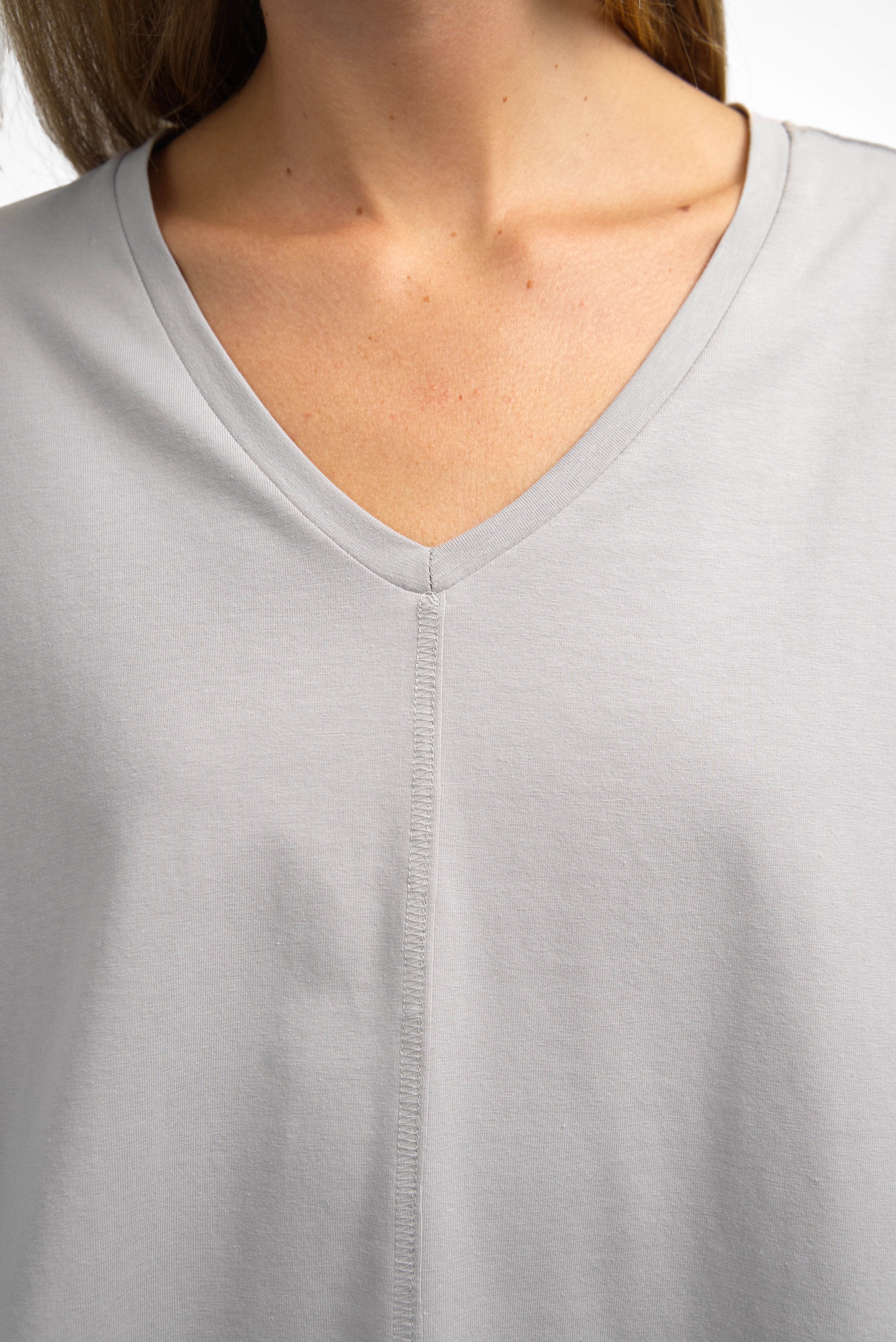 Close-up of grey TIDA Blusenshirt with V-neck and relaxed fit in soft cotton fabric