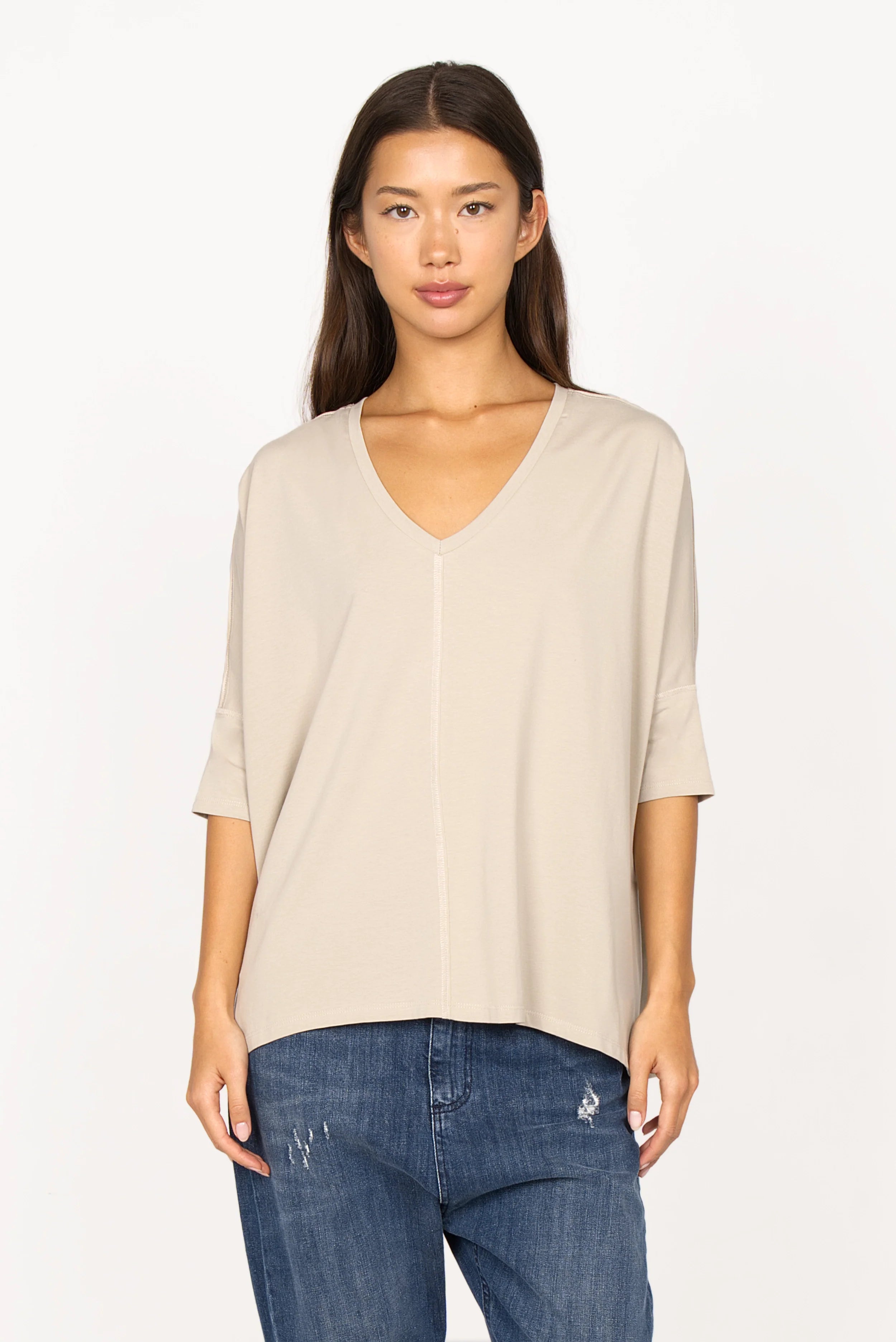 Damen TIDA Blusenshirt beige mit V-Ausschnitt, locker fallend und kurzer Ärmel in weiter Kastenform