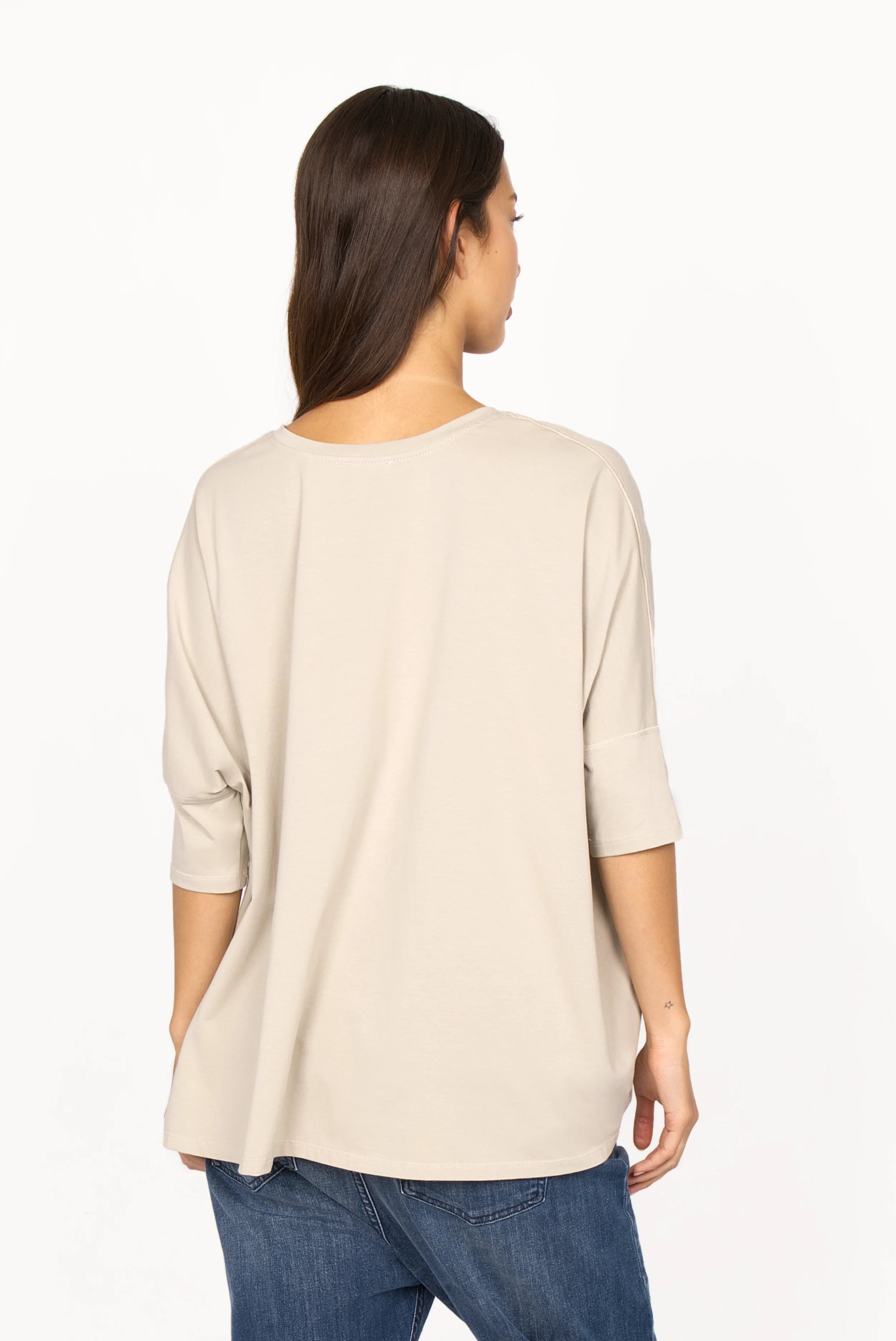 TIDA Blusenshirt Beige locker fallendes Kurzarmshirt in Kastenform mit V-Ausschnitt, weichem Baumwollmaterial und längerem Rückensaum