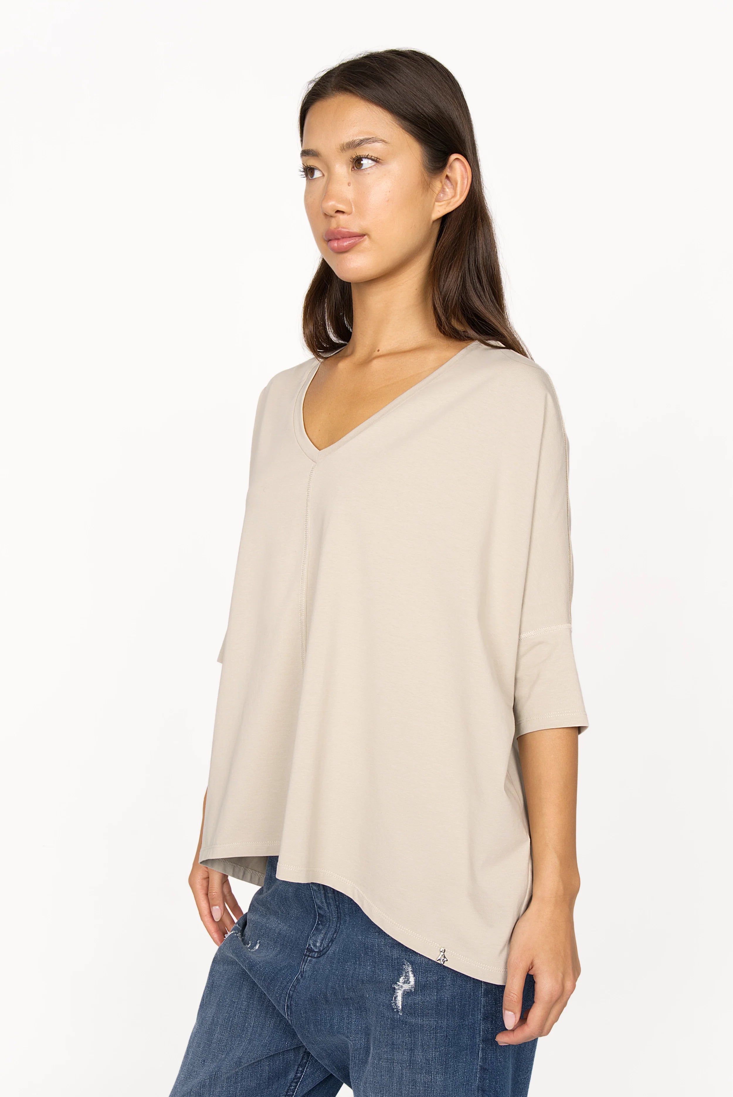 Beiges TIDA Blusenshirt mit V-Ausschnitt, lockerem Schnitt und weichem Baumwollstoff in weiter Kastenform.
