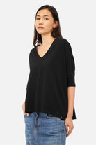 Locker fallendes TIDA Blusenshirt mit V-Ausschnitt und weiter Kastenform aus hochwertiger Baumwolle in brillanten Farben