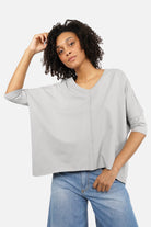 Locker fallendes TIDA Blusenshirt mit V-Ausschnitt und weicher Baumwolle in Kastenform