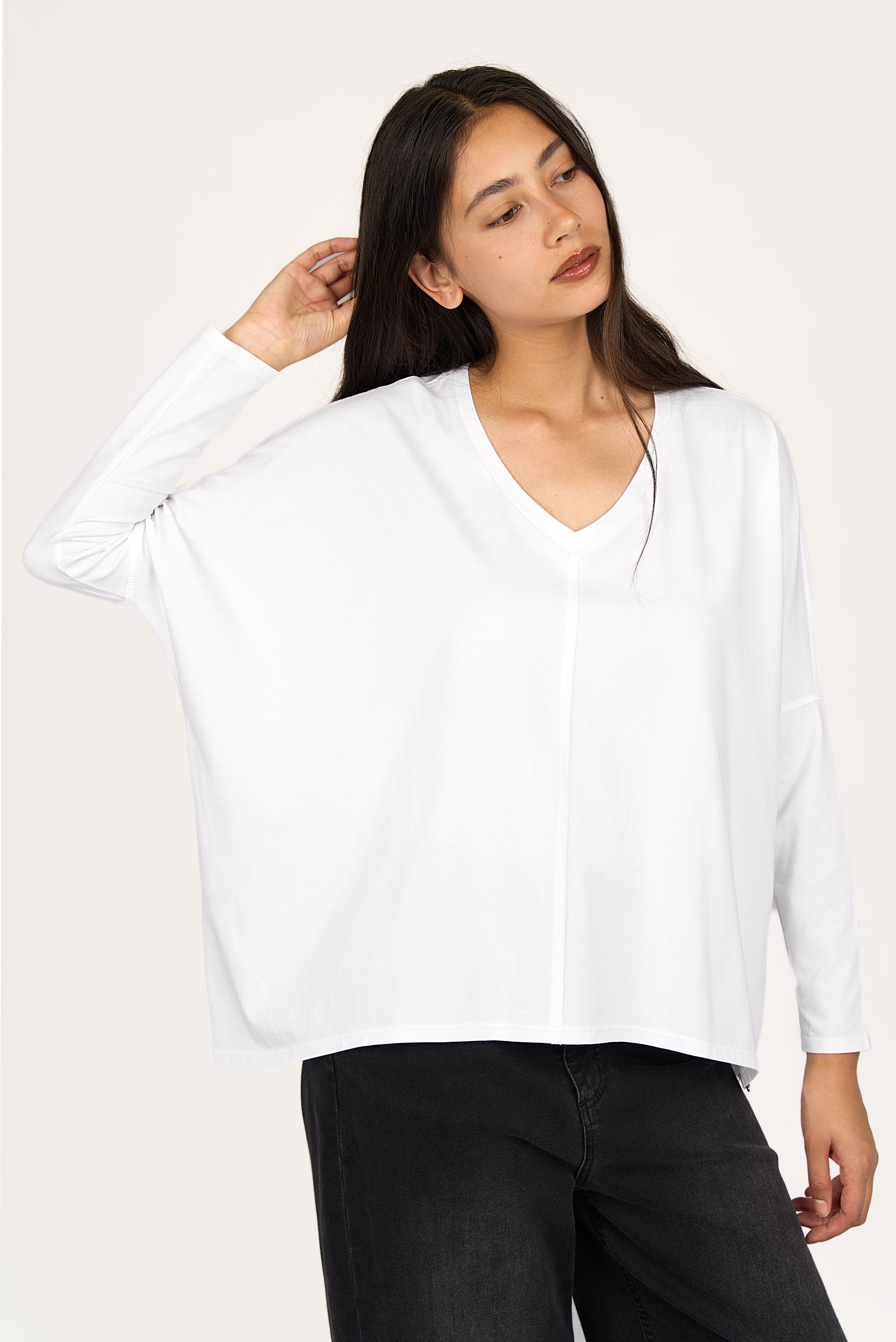 Damen TIDA Blusenshirt Langarm weiß, V-Ausschnitt, lockere Kastenform, langer Rücken, weicher Baumwollstoff