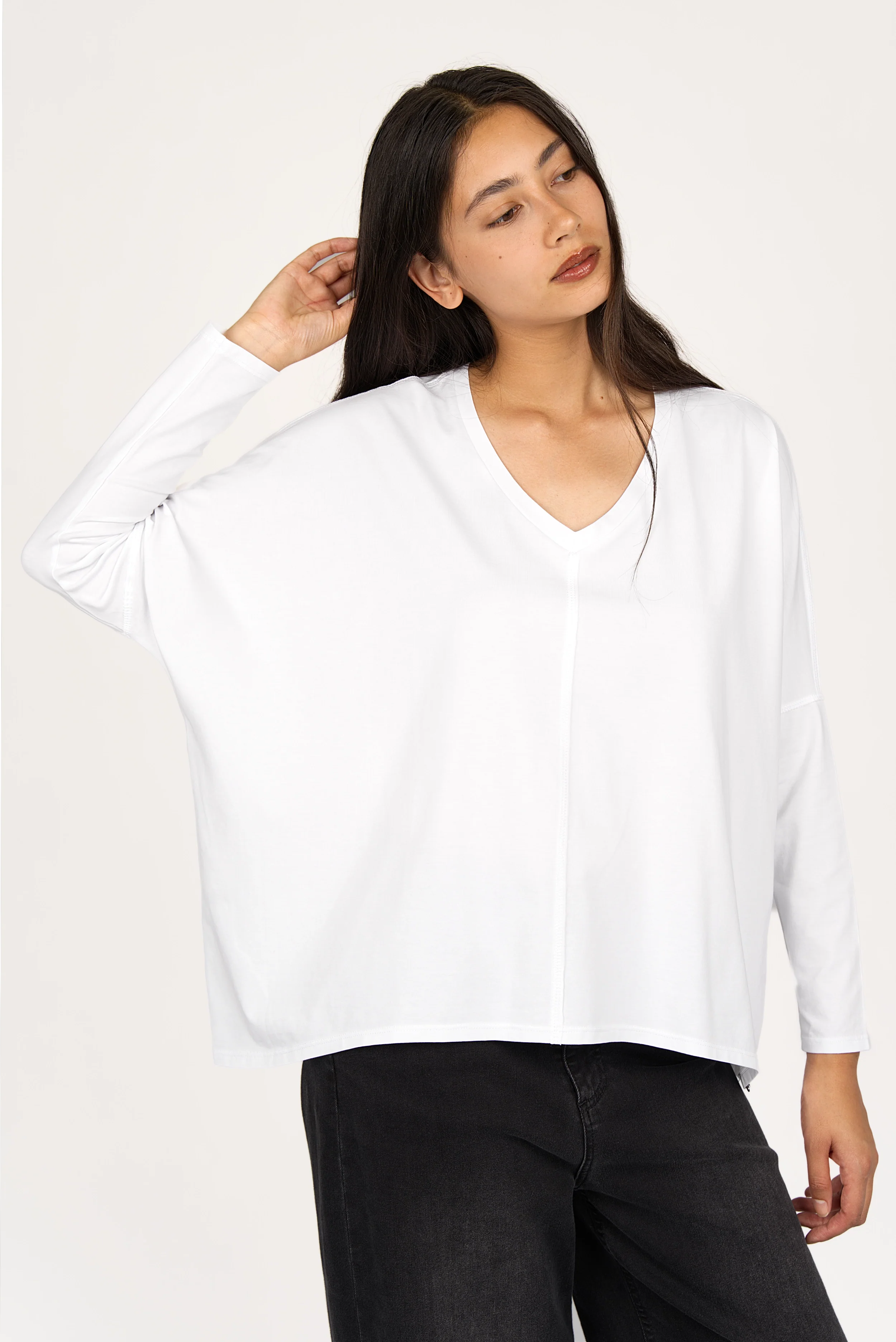 weißes TIDA Blusenshirt Langarm mit V-Ausschnitt und weiter Kastenform an model